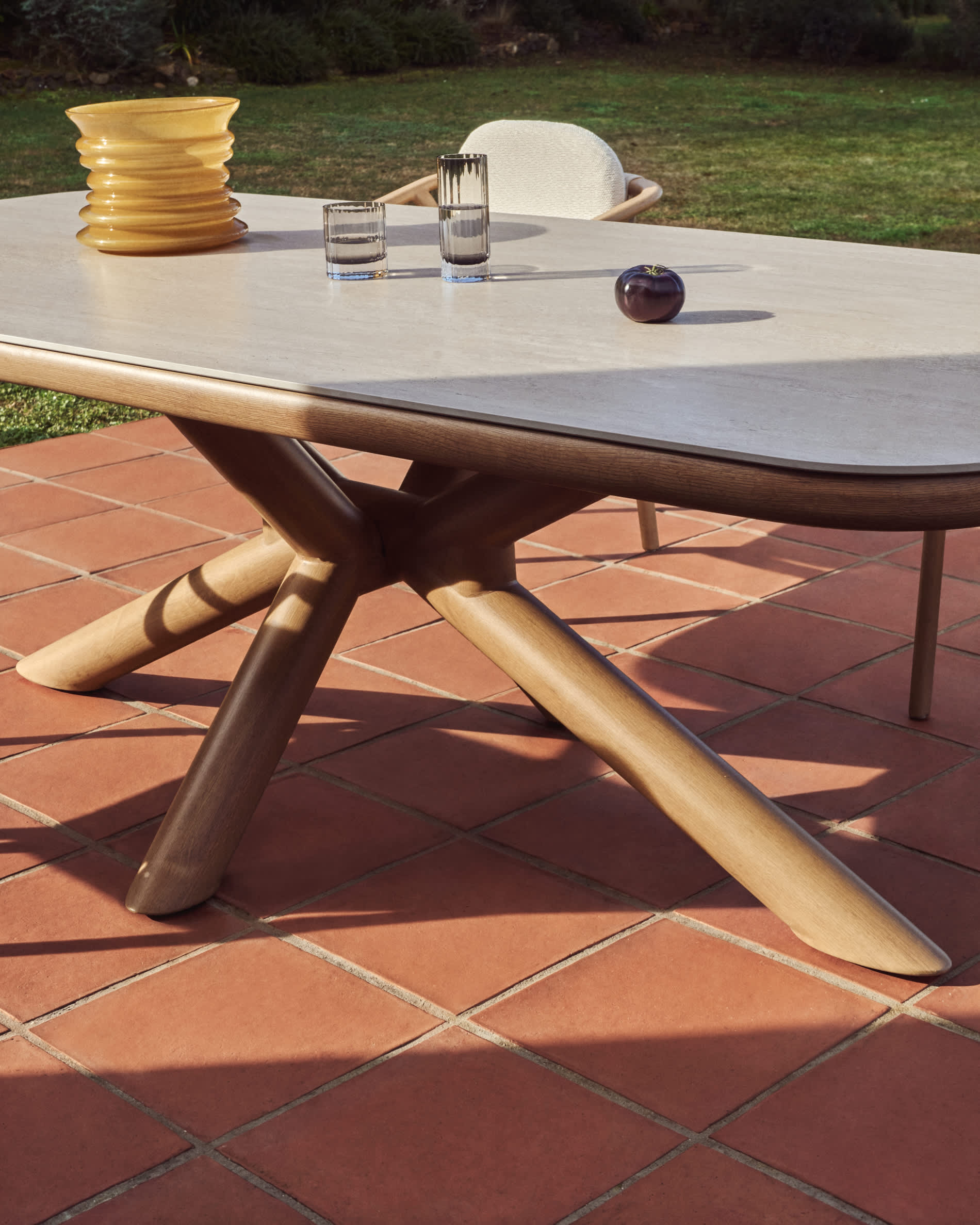 Set with Mirtia table in wood-effect aluminium and ecru sintered stone and 6 Sirte chairs in wood-effect aluminium and ecru rope cord 240 x 110cm