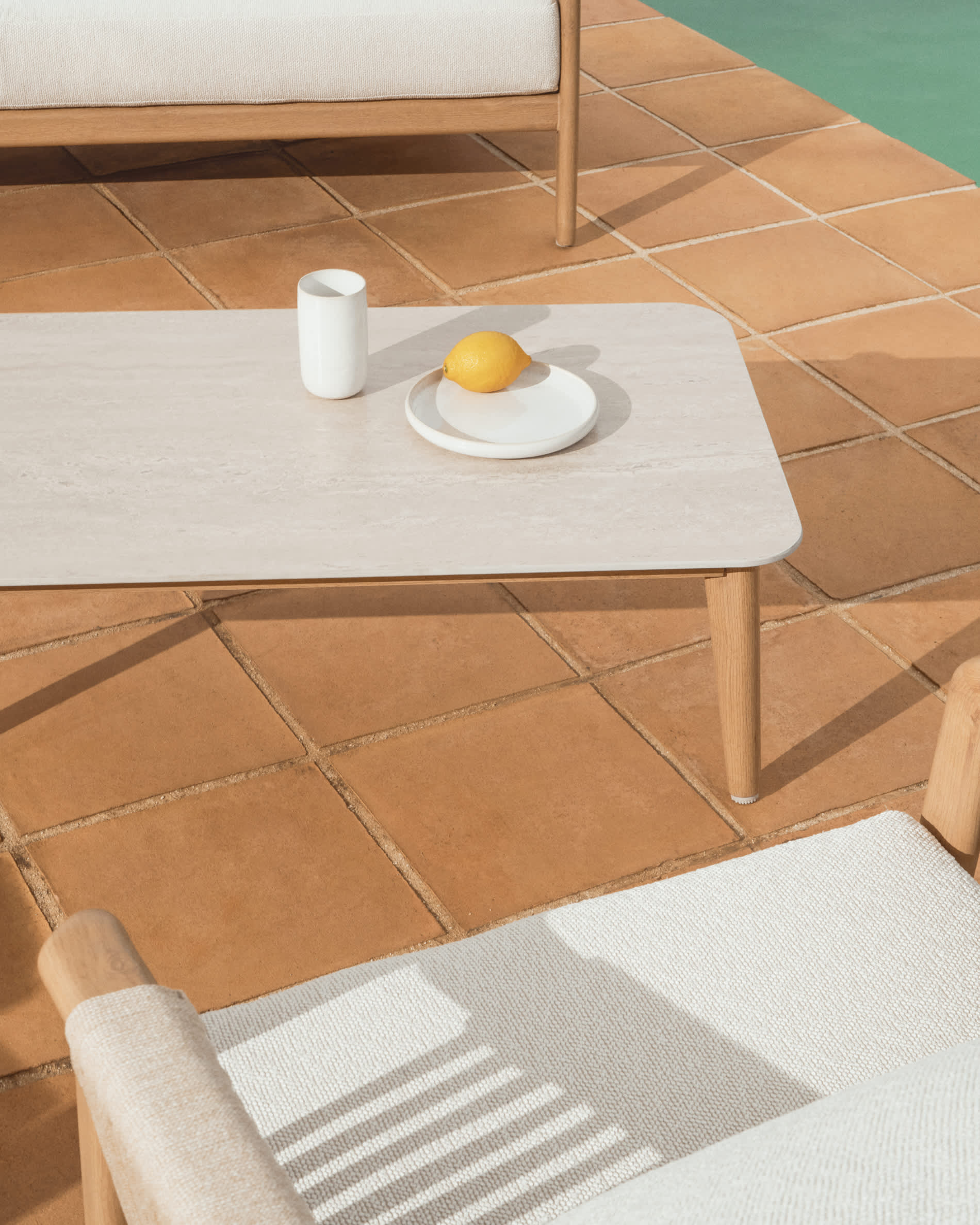 Sirte outdoor set with 3-seater sofa, 2 armchairs and aluminium table with wood-effect finish and ecru cushions