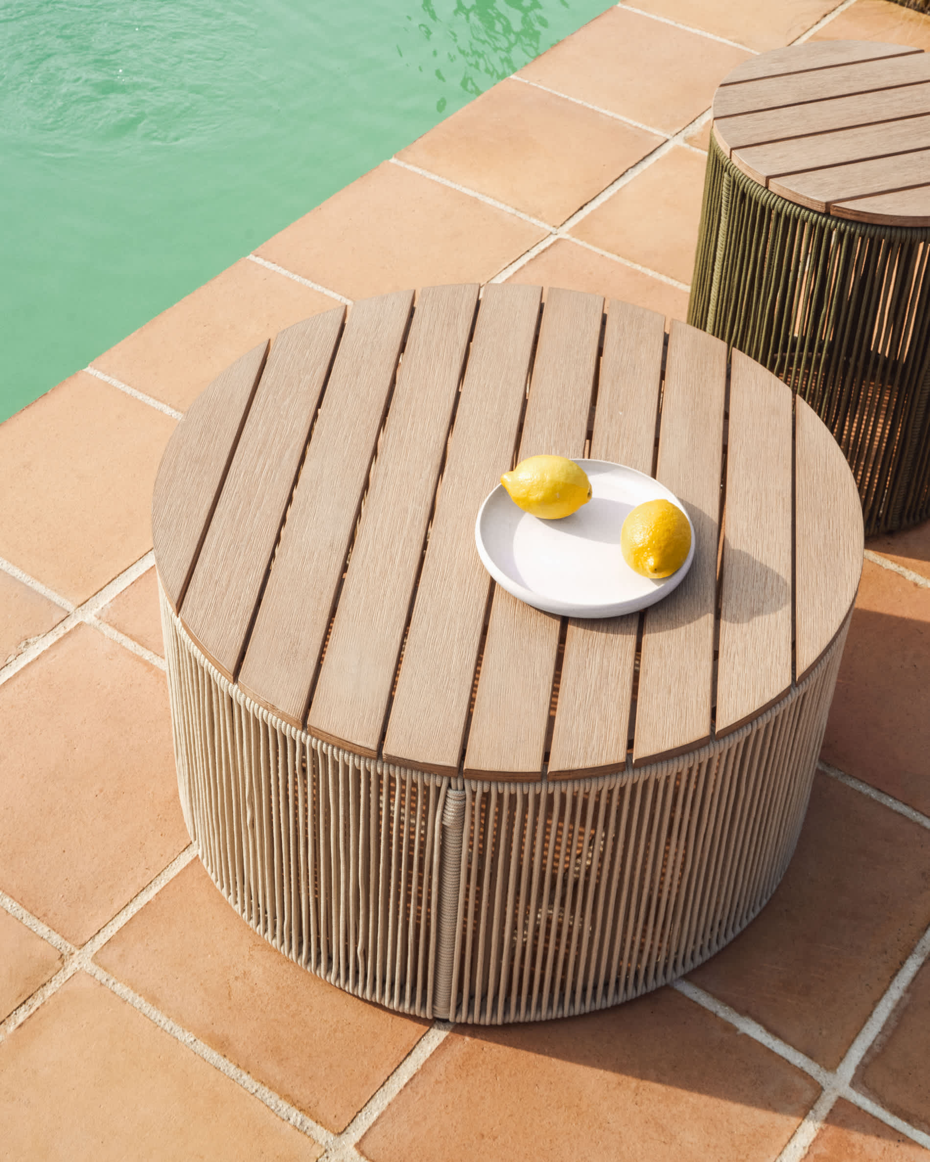 Table basse Dandara en acier, corde écrue et bois d’acacia Ø — Kave Home
