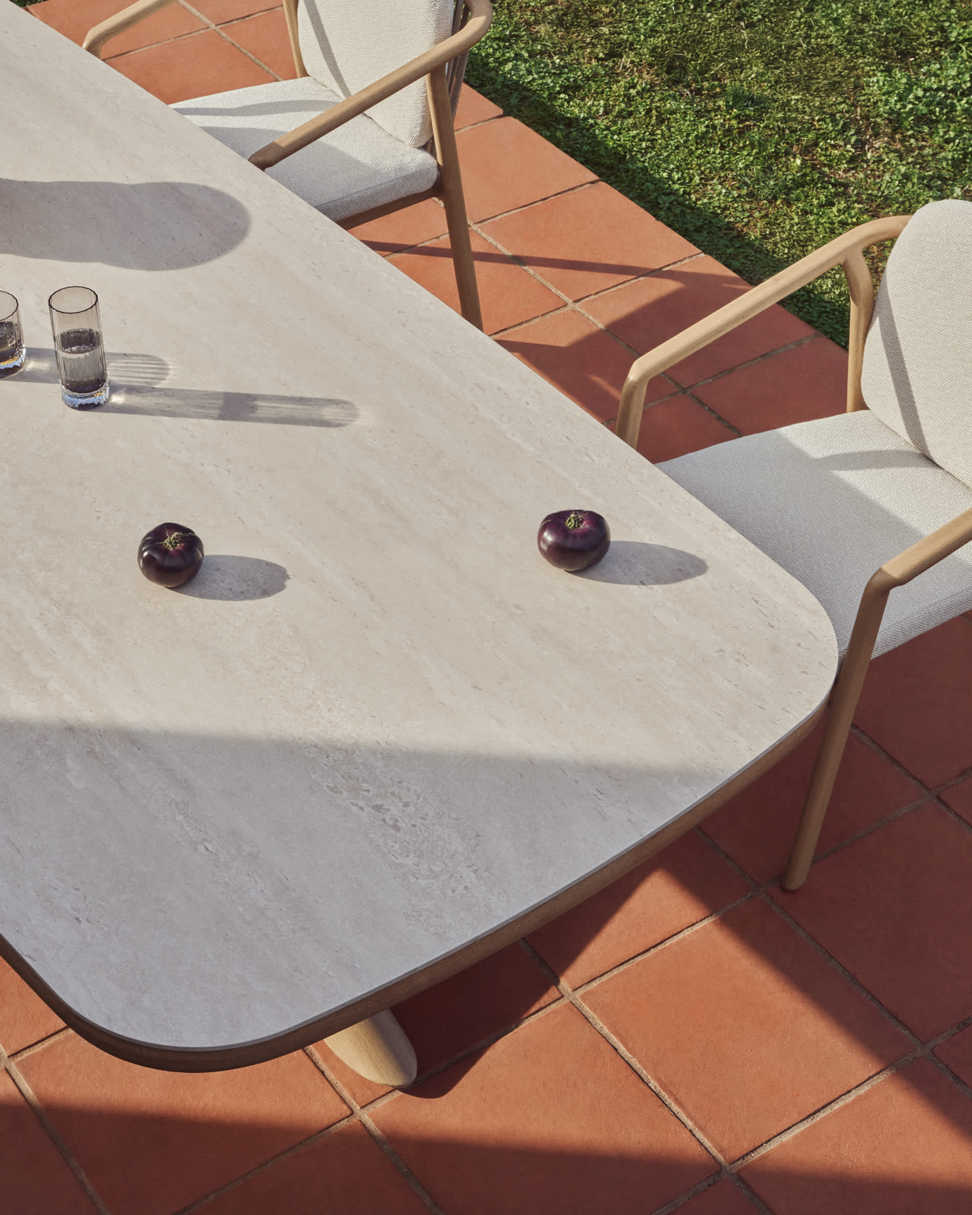 Set with Mirtia table in wood-effect aluminium and ecru sintered stone and 6 Sirte chairs in wood-effect aluminium and ecru rope cord 240 x 110cm