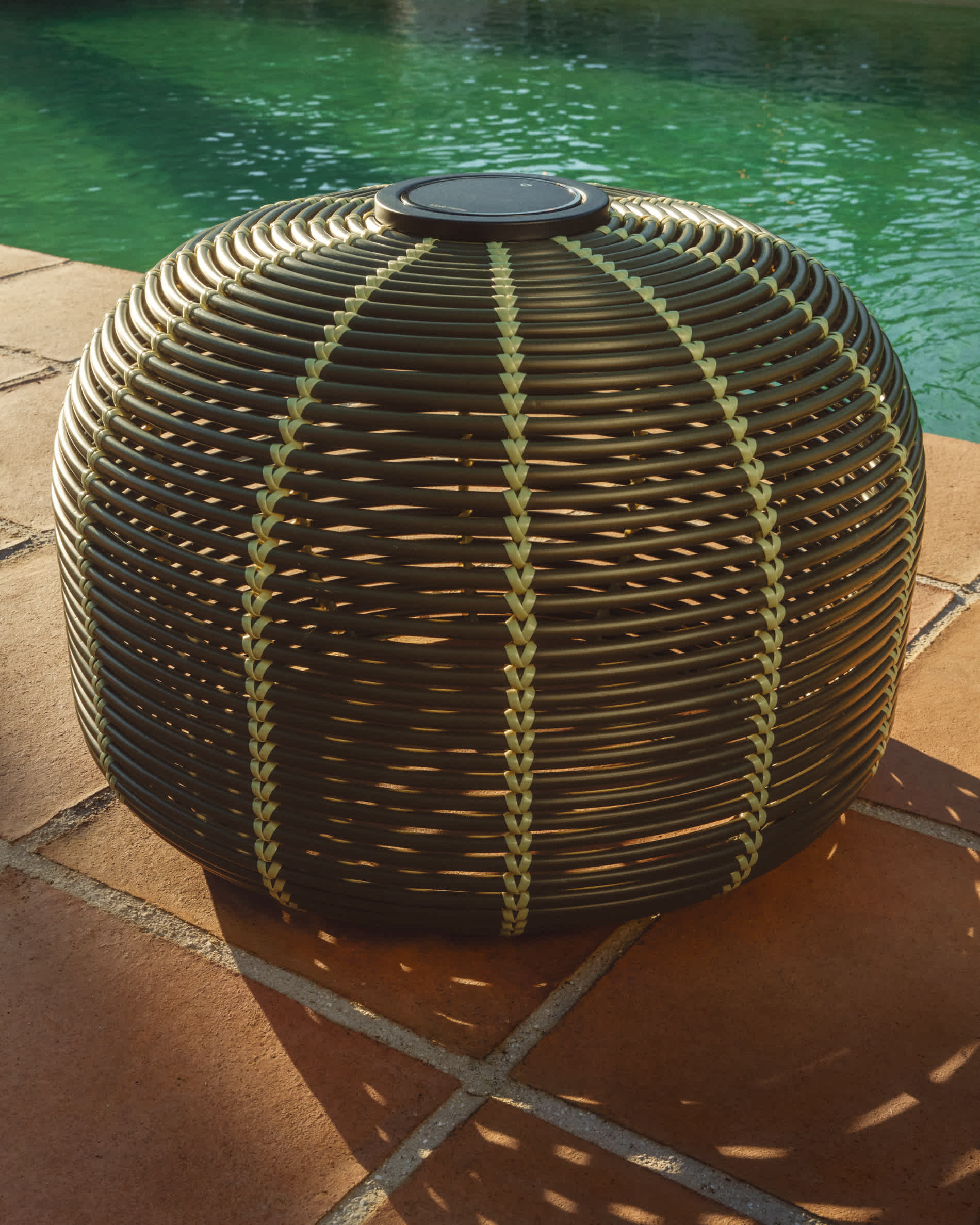Garoina outdoor solar LED table lamp in green synthetic rattan Ø50cm