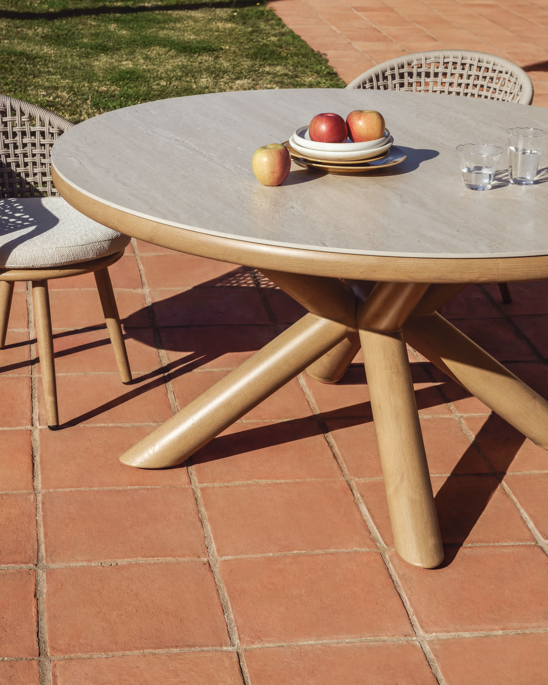 Mirtia outdoor table in wood-effect aluminium and ecru sintered stone Ø 148cm