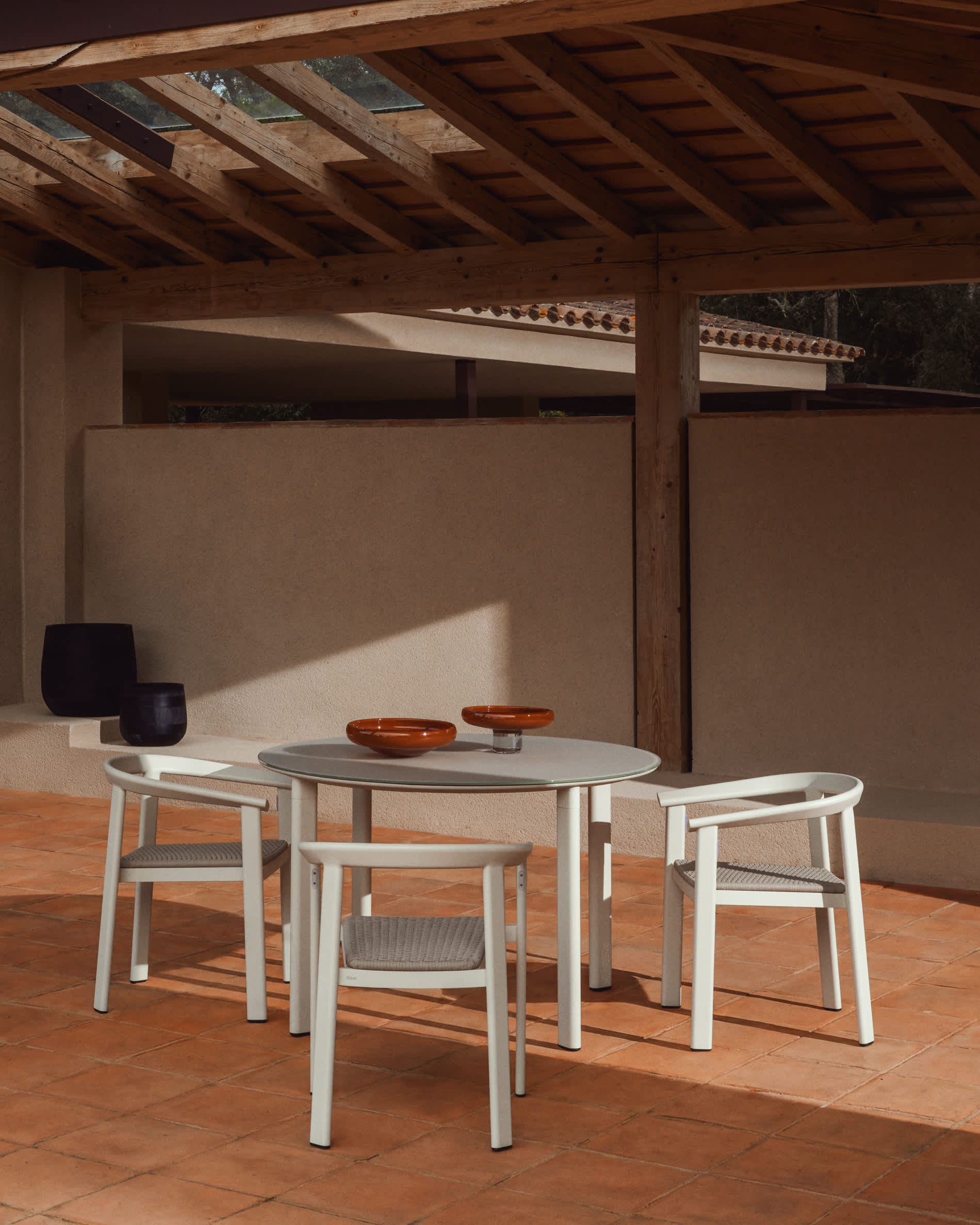 Erice round table in aluminium and ecru tempered glass Ø120 cm