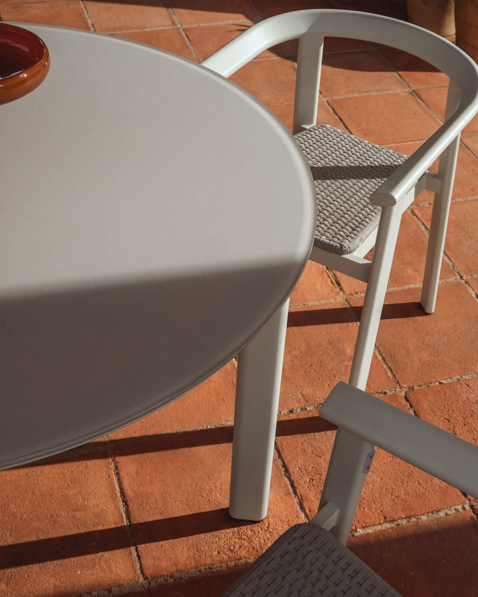 Erice round table in aluminium and ecru tempered glass Ø120 cm