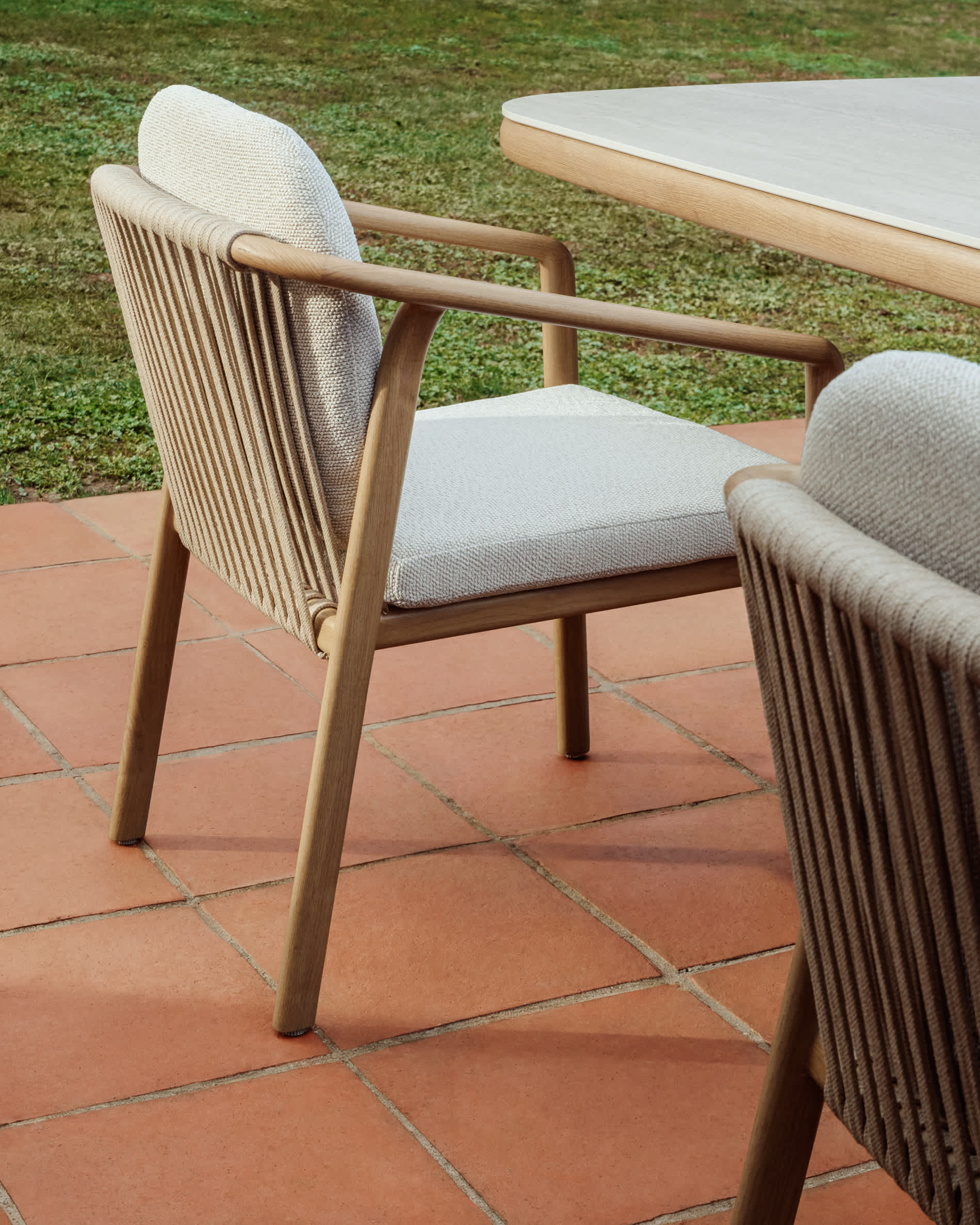Set with Mirtia table in wood-effect aluminium and ecru sintered stone and 6 Sirte chairs in wood-effect aluminium and ecru rope cord 240 x 110cm