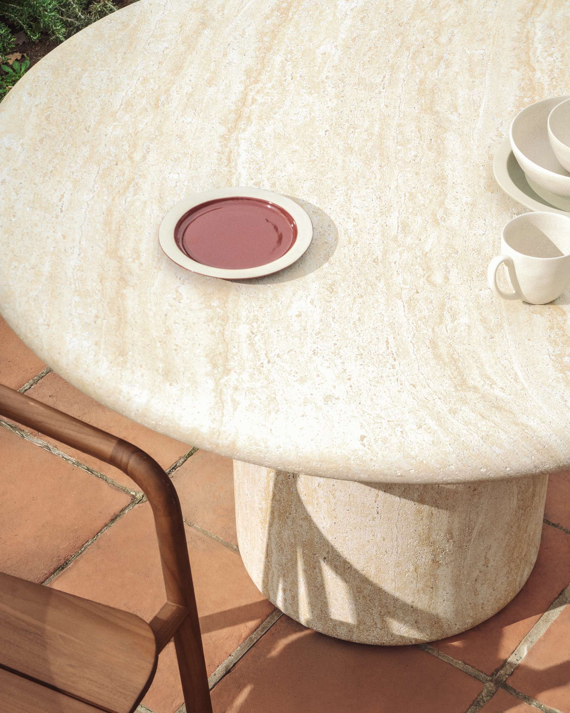 Drasi round concrete table with travertine-effect finish Ø122cm