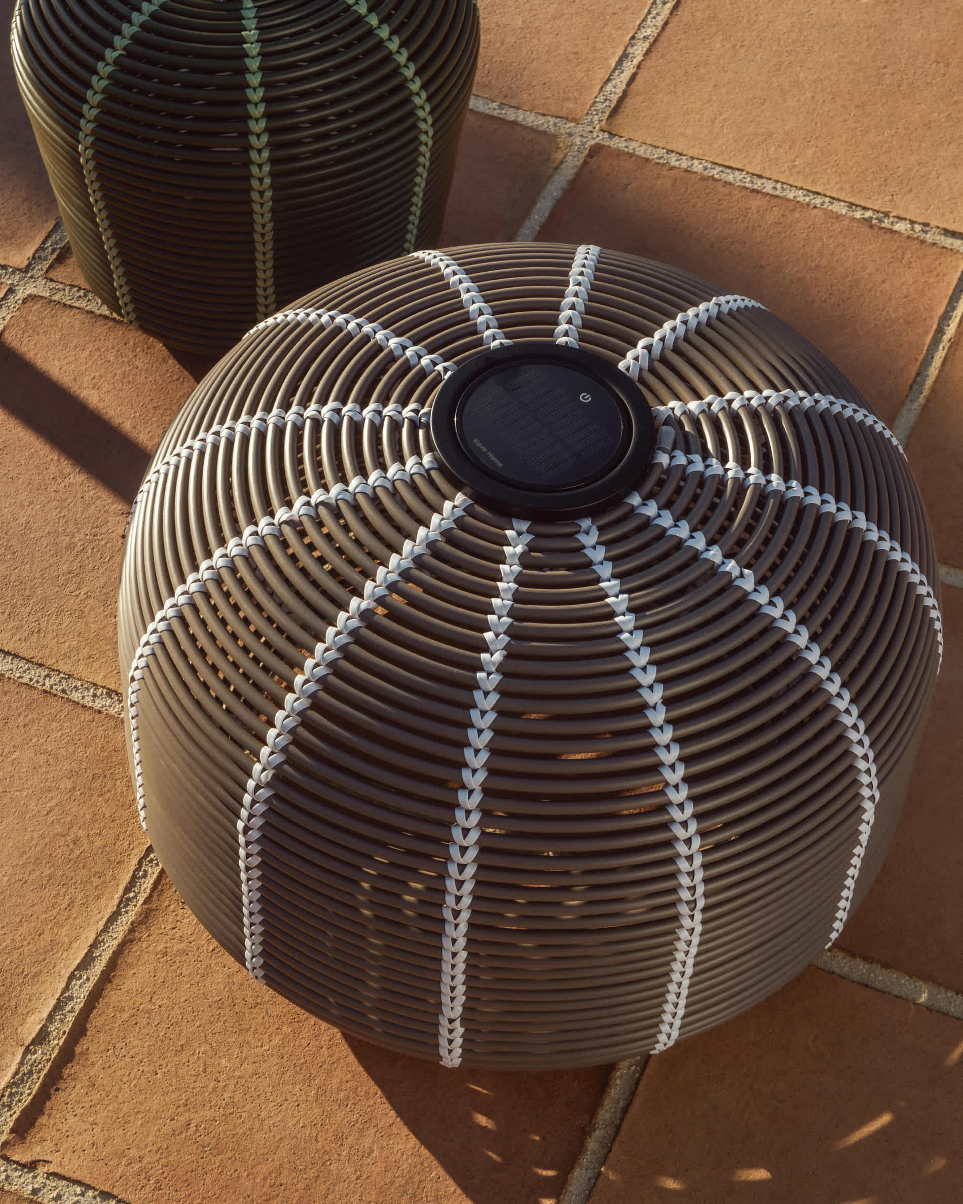 Garoina outdoor solar LED table lamp in taupe synthetic rattan Ø50cm