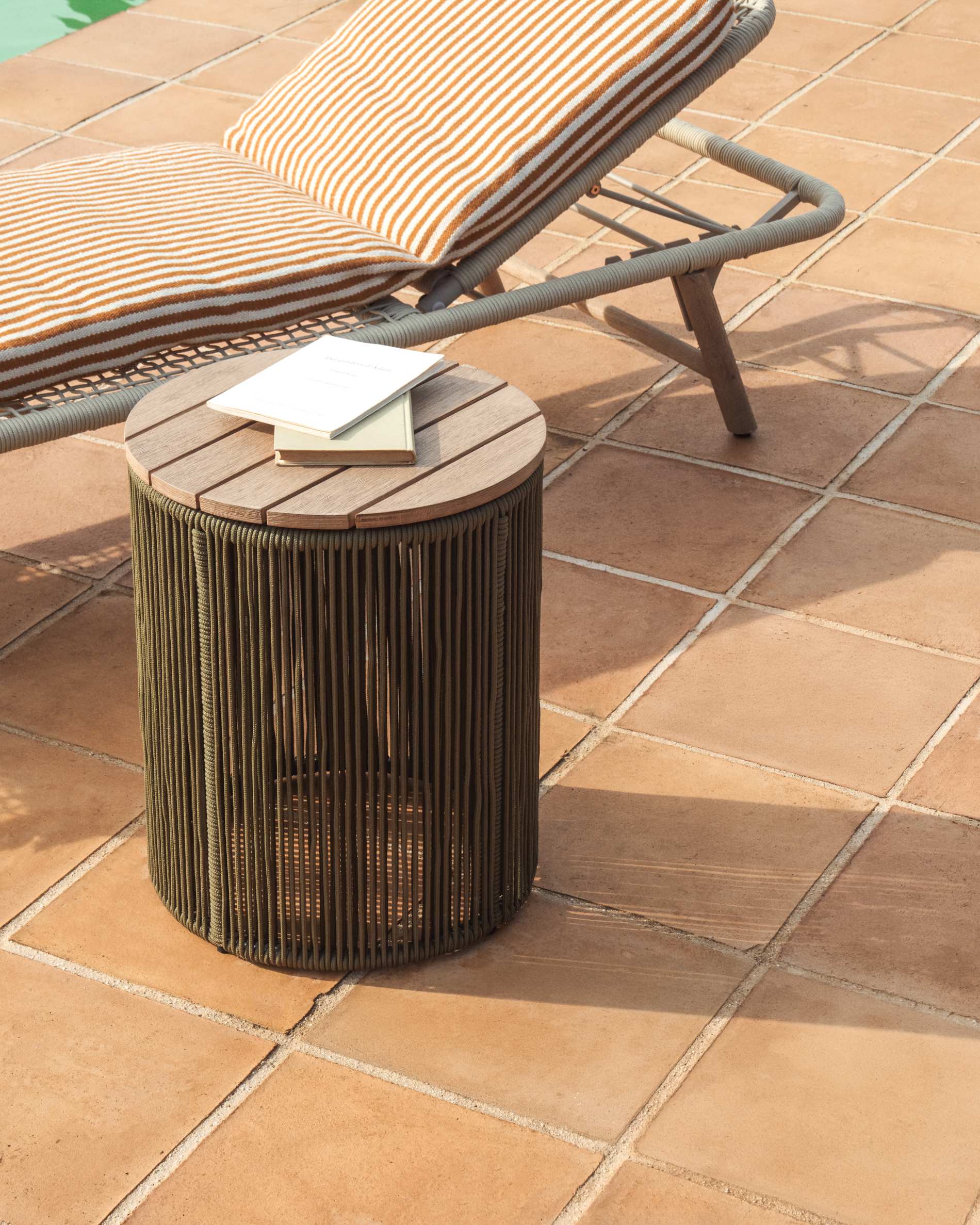 Table auxiliaire Dandara en acier, corde verte et bois d’acacia Ø — Kave Home