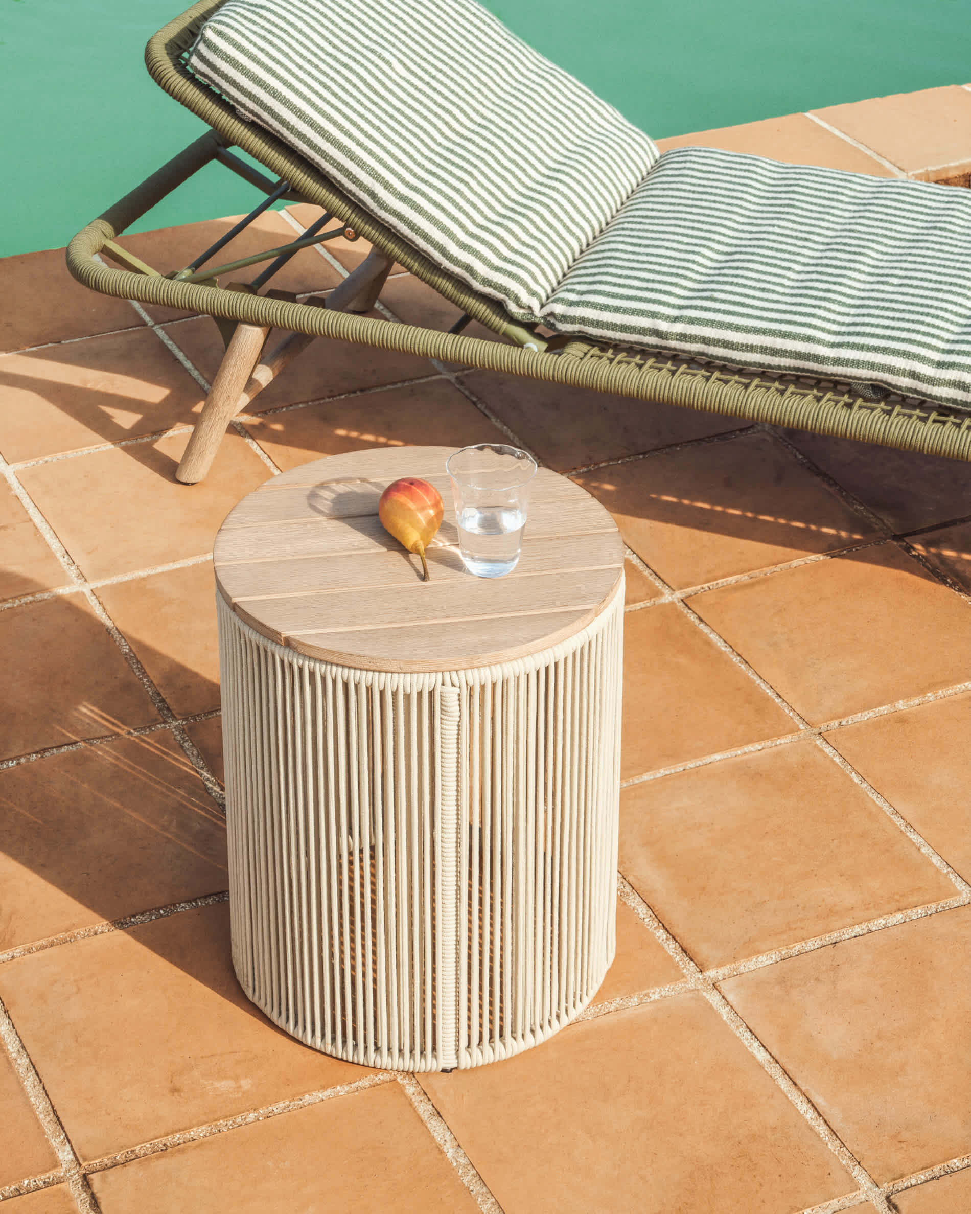 Table auxiliaire Dandara en acier, corde écrue et bois d’acacia Ø — Kave Home