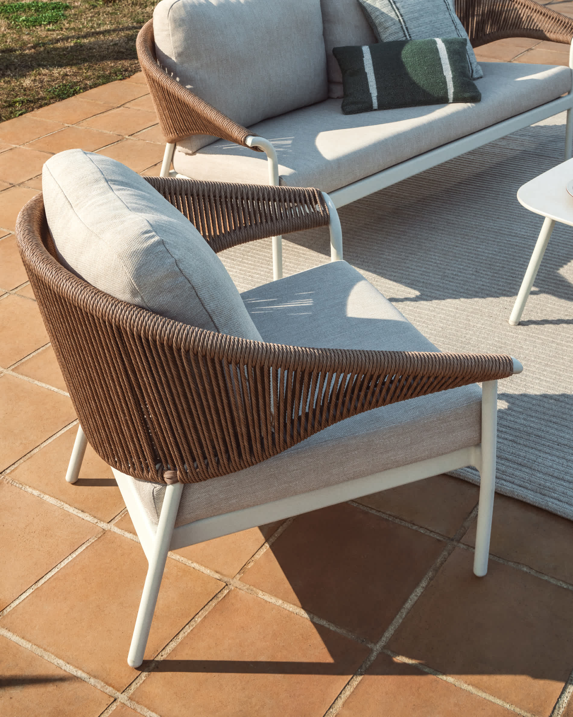 Zuara set with 3-seater sofa, 2 armchairs and outdoor table in ecru aluminium and brown synthetic rope cord