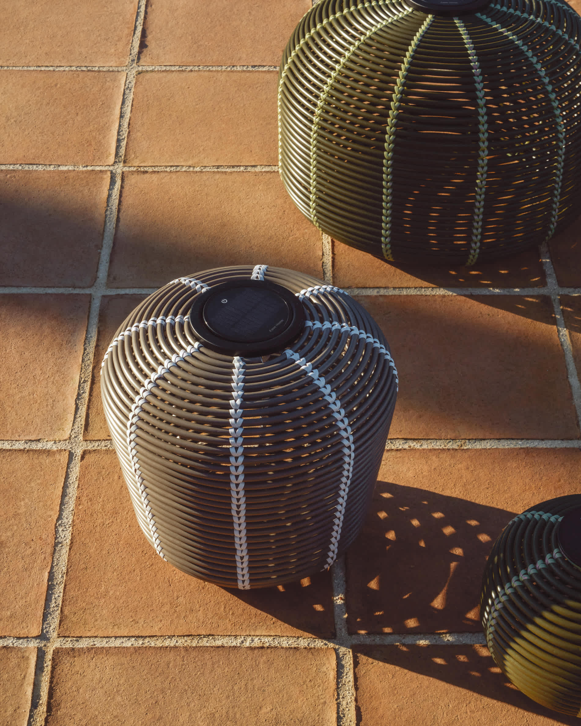 Garoina outdoor solar LED table lamp in taupe synthetic rattan Ø35cm