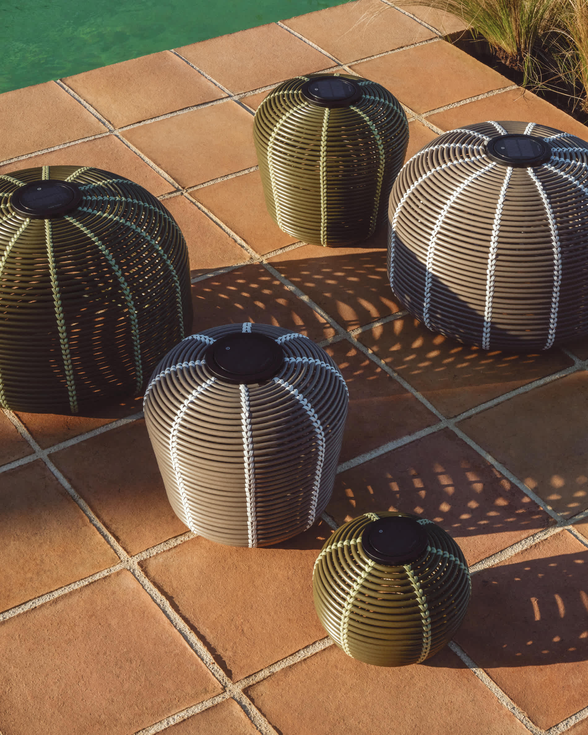 Garoina outdoor solar LED table lamp in green synthetic rattan Ø35cm