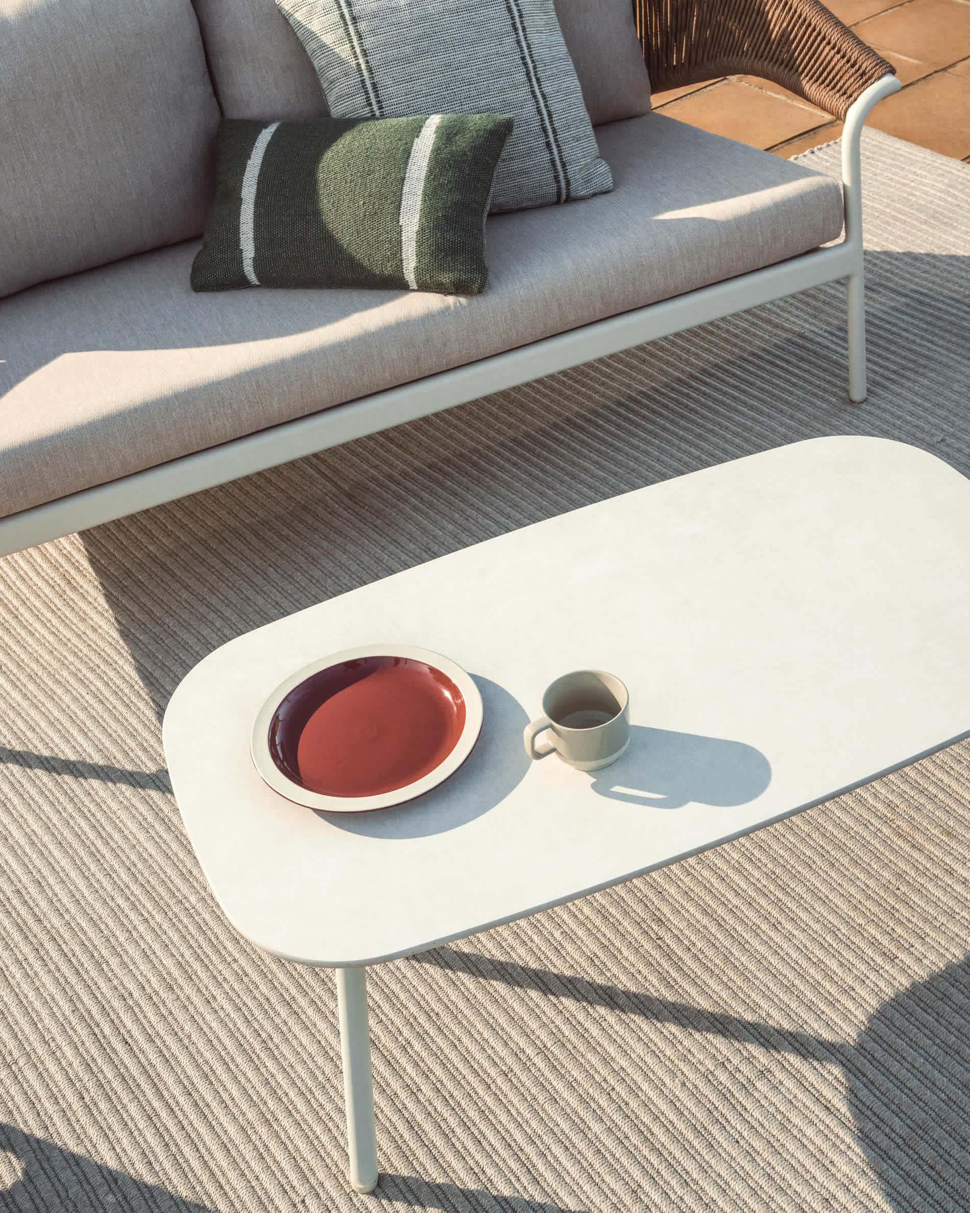 Zuara set with 3-seater sofa, 2 armchairs and outdoor table in ecru aluminium and brown synthetic rope cord