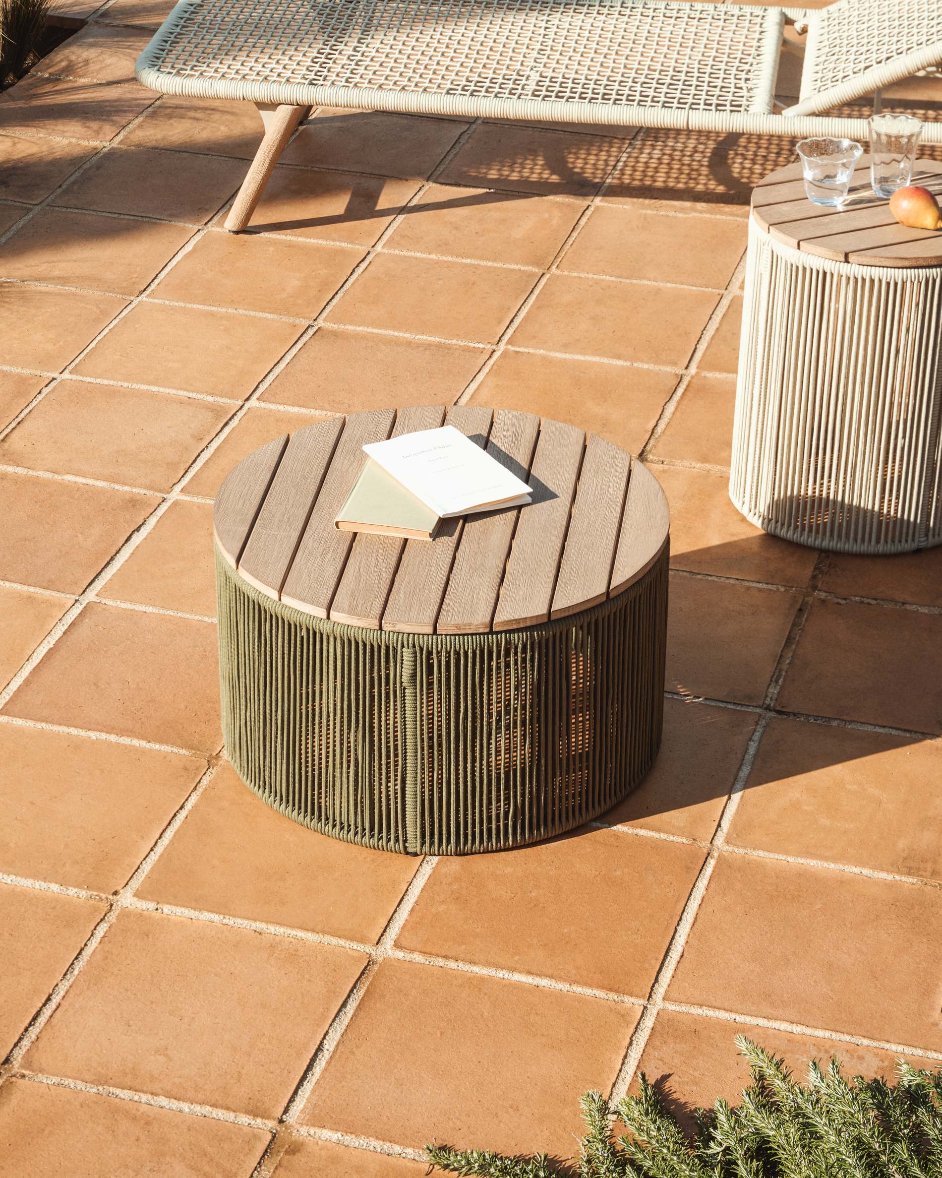 Set of 2 Menfi armchairs in acacia wood and green rope with Dandara coffee table in steel, rope and acacia wood FSC 100% Ø60 cm