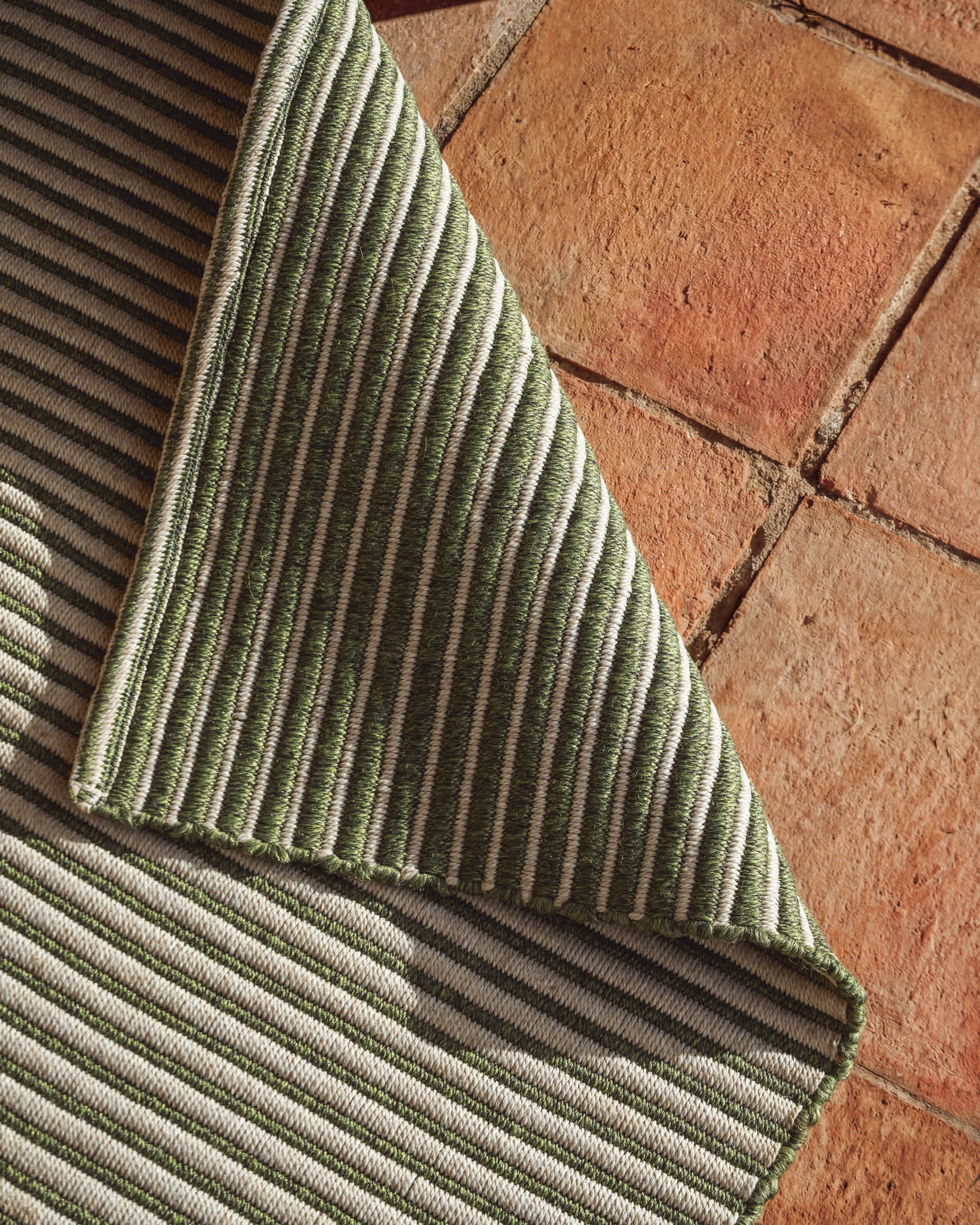 Ardelia green and beige synthetic fibre rug 200 x 300cm