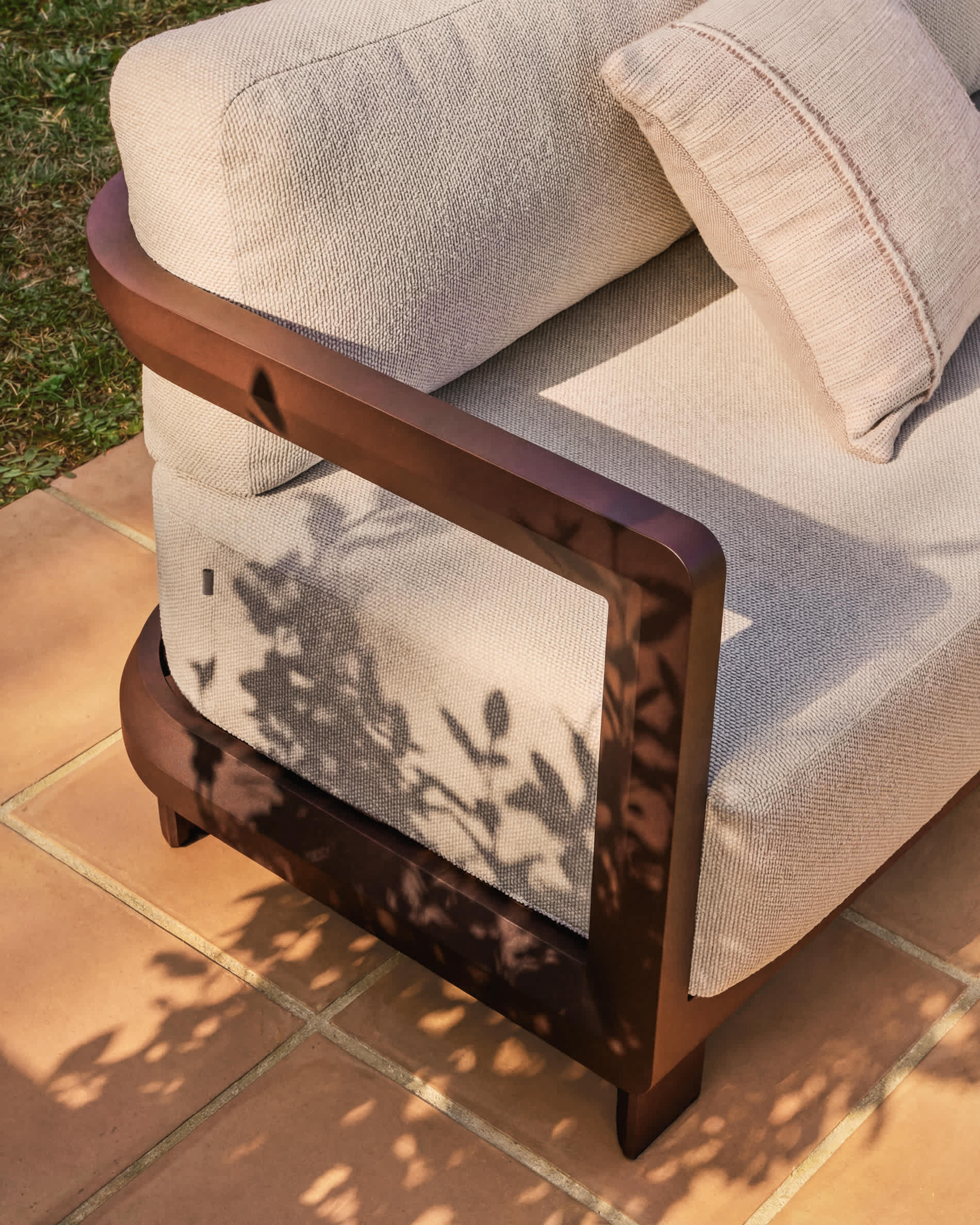 Nerano set with 3-seater sofa and coffee table in brown aluminium