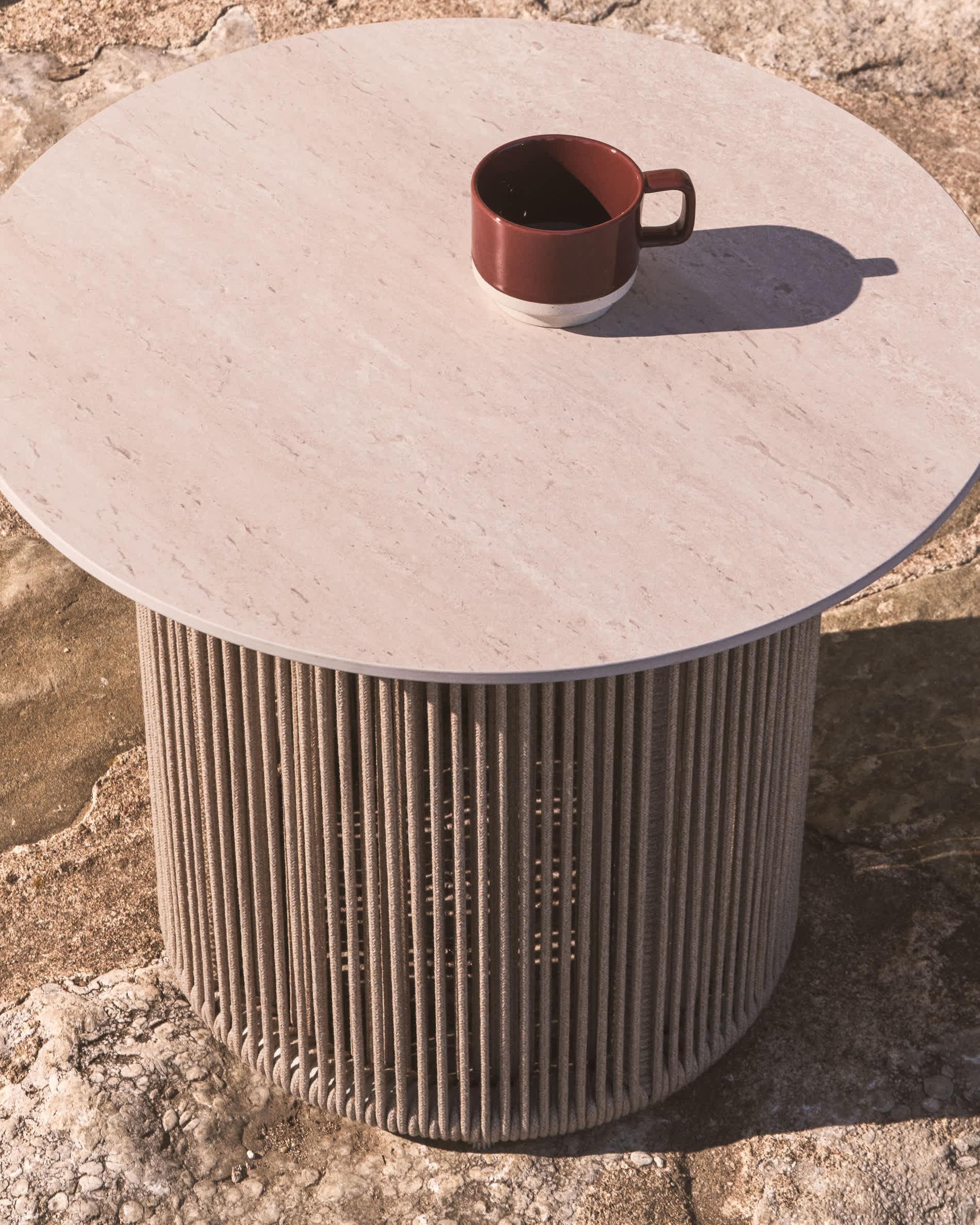 Orosei outdoor side table in sintered stone, aluminium and ecru rope Ø 55 cm