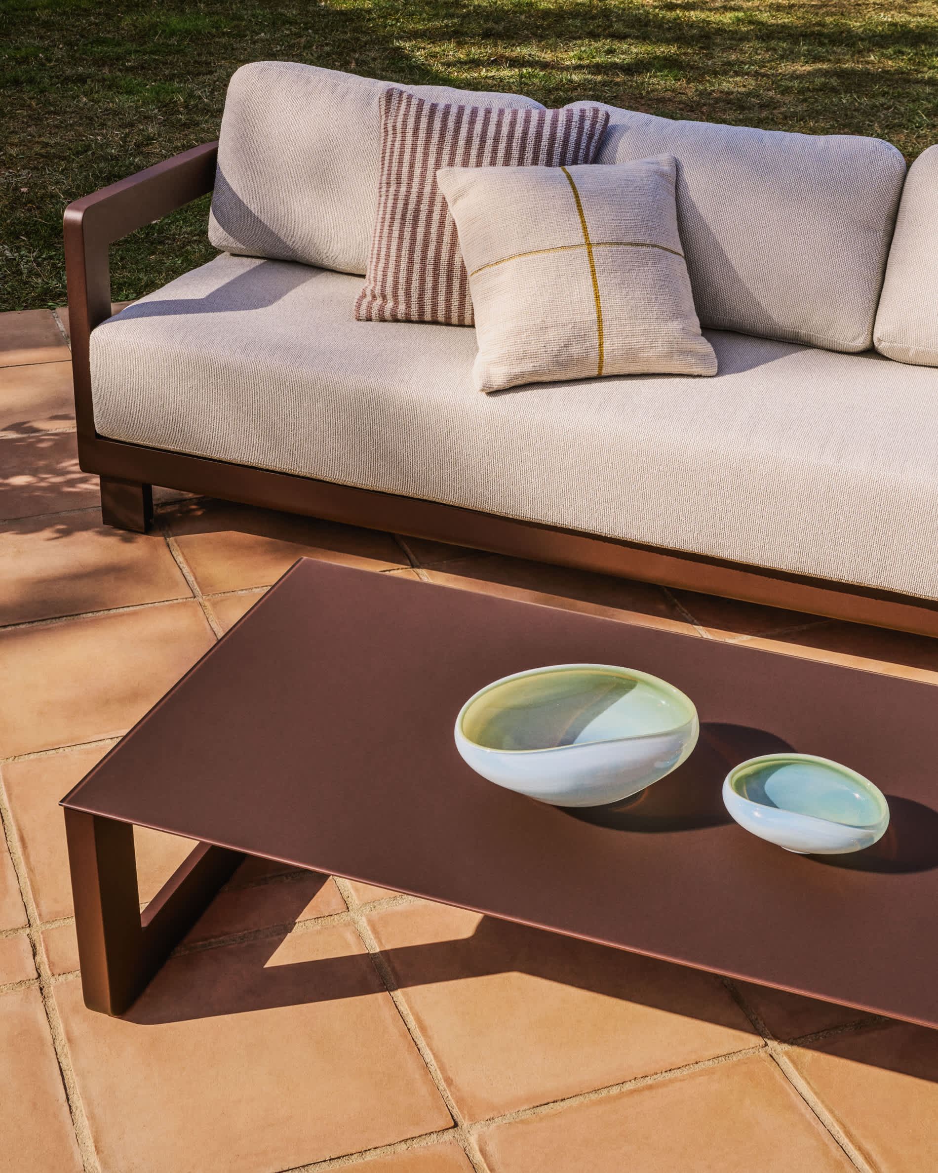 Nerano set with 3-seater sofa, 2 armchairs and coffee table in tempered glass and brown aluminium