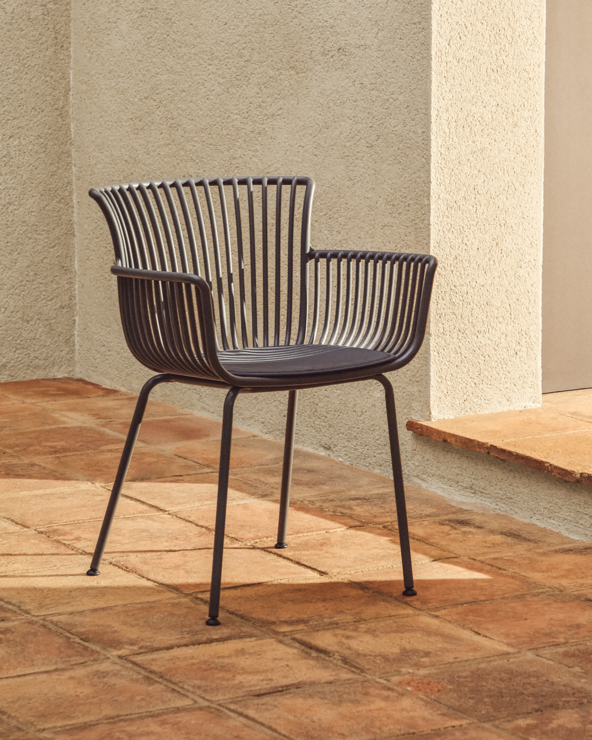 Surpika outdoor chair with graphite steel legs