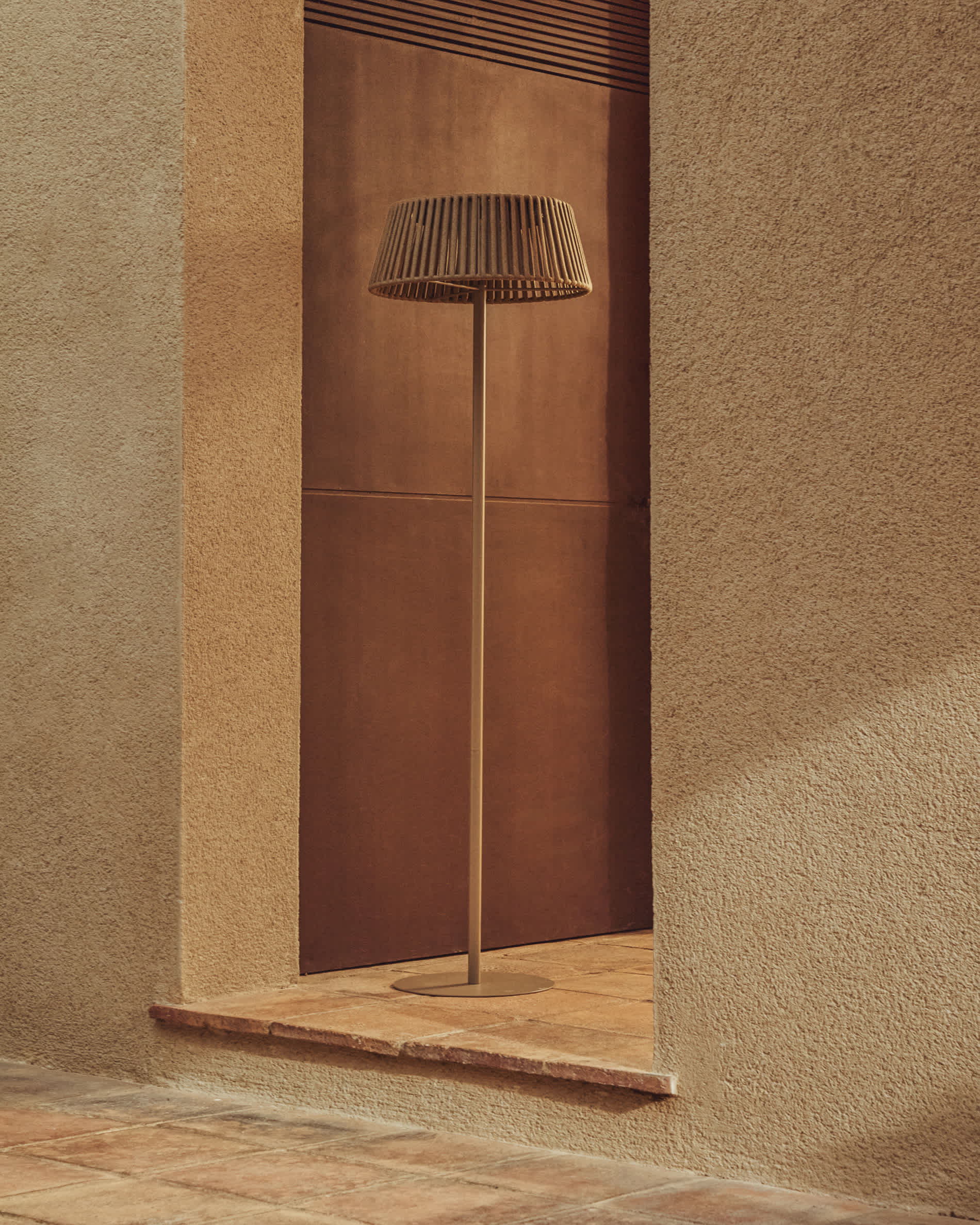 Aldet outdoor solar floor lamp in beige flat rope cord with metal base Ø46cm