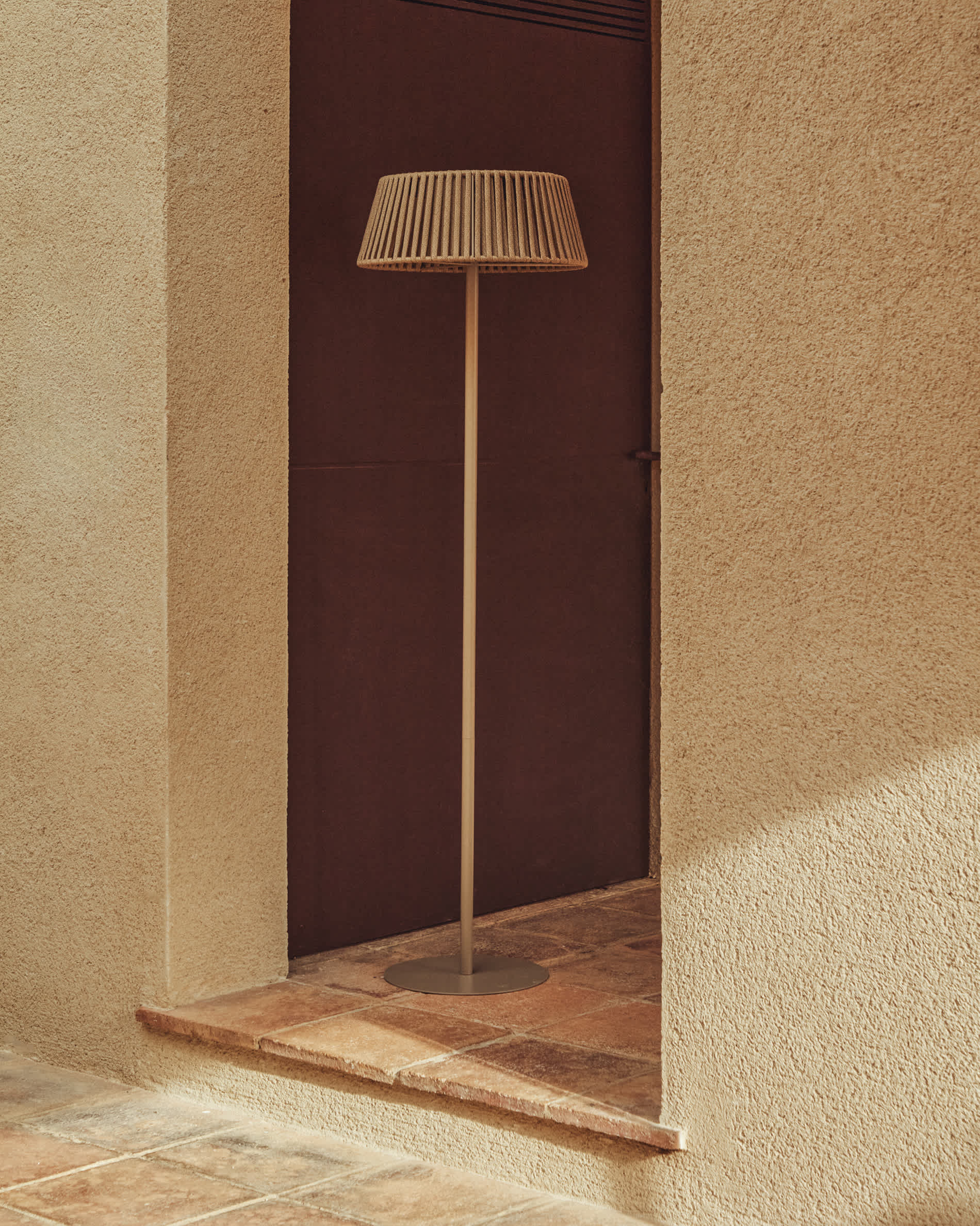 Aldet outdoor solar floor lamp in beige flat rope cord with metal base Ø46cm