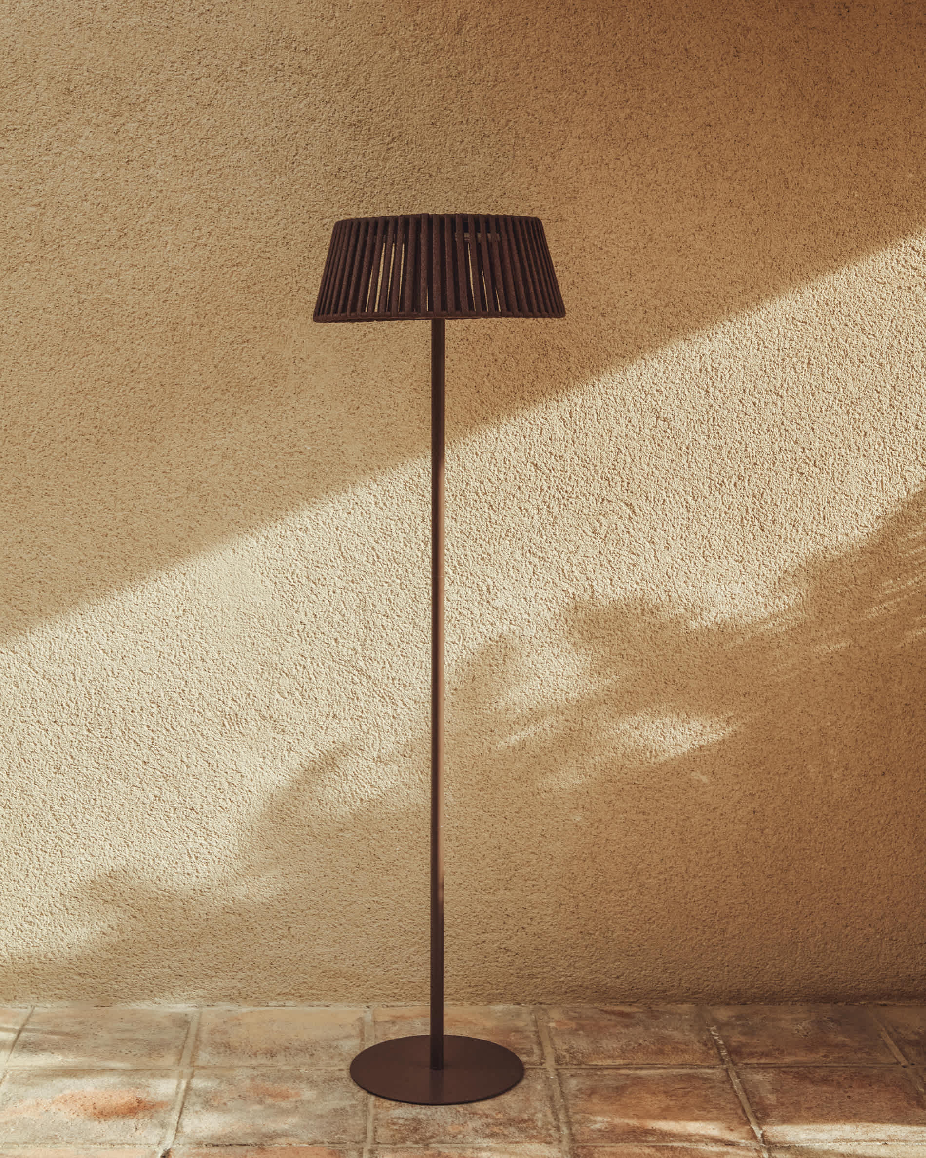 Aldet outdoor solar floor lamp in brown flat rope cord with metal base Ø46cm