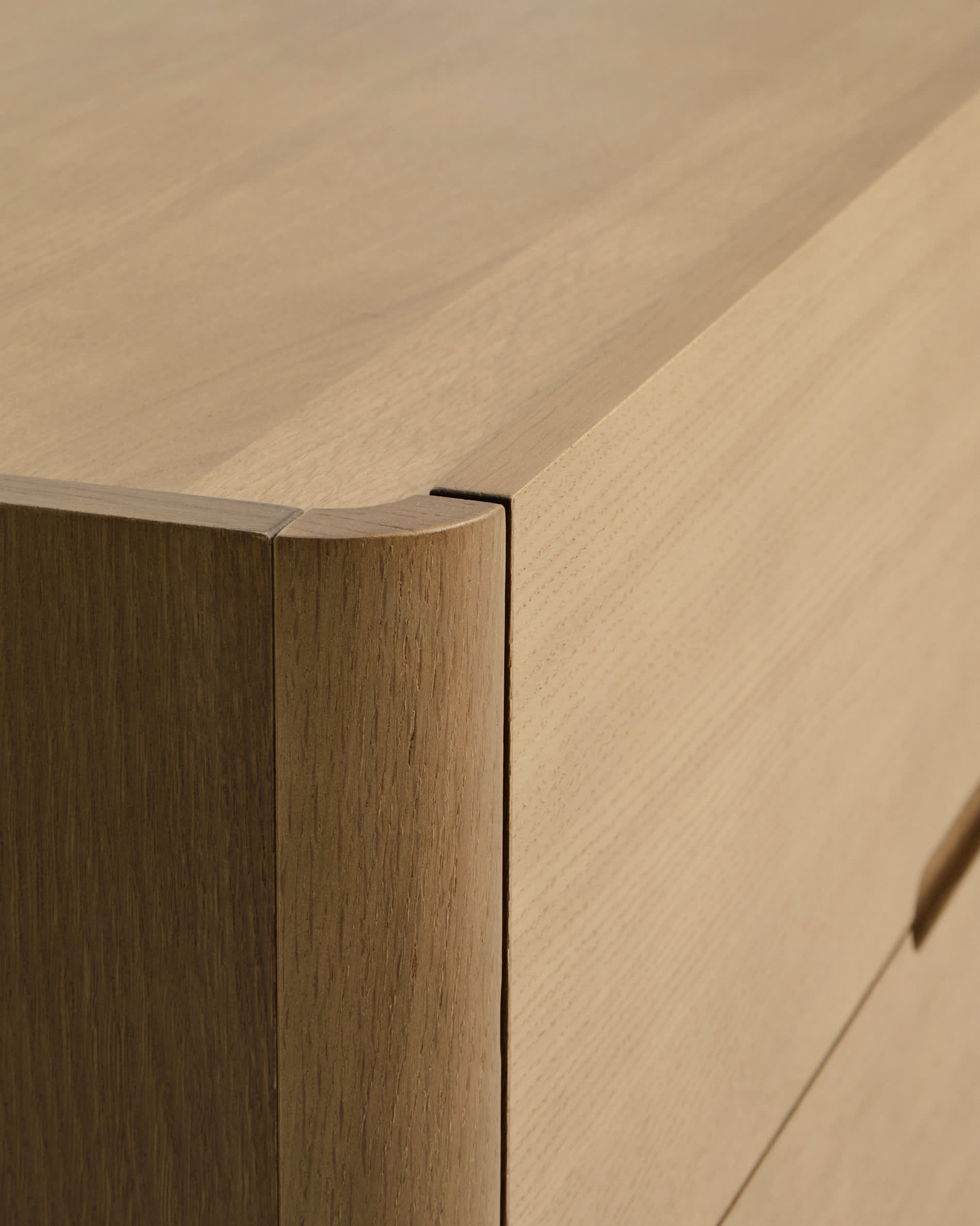 Arelida chest of drawers made of oak veneer and solid oak wood with light brown finish 100 x 80 cm FSC Mix Credit