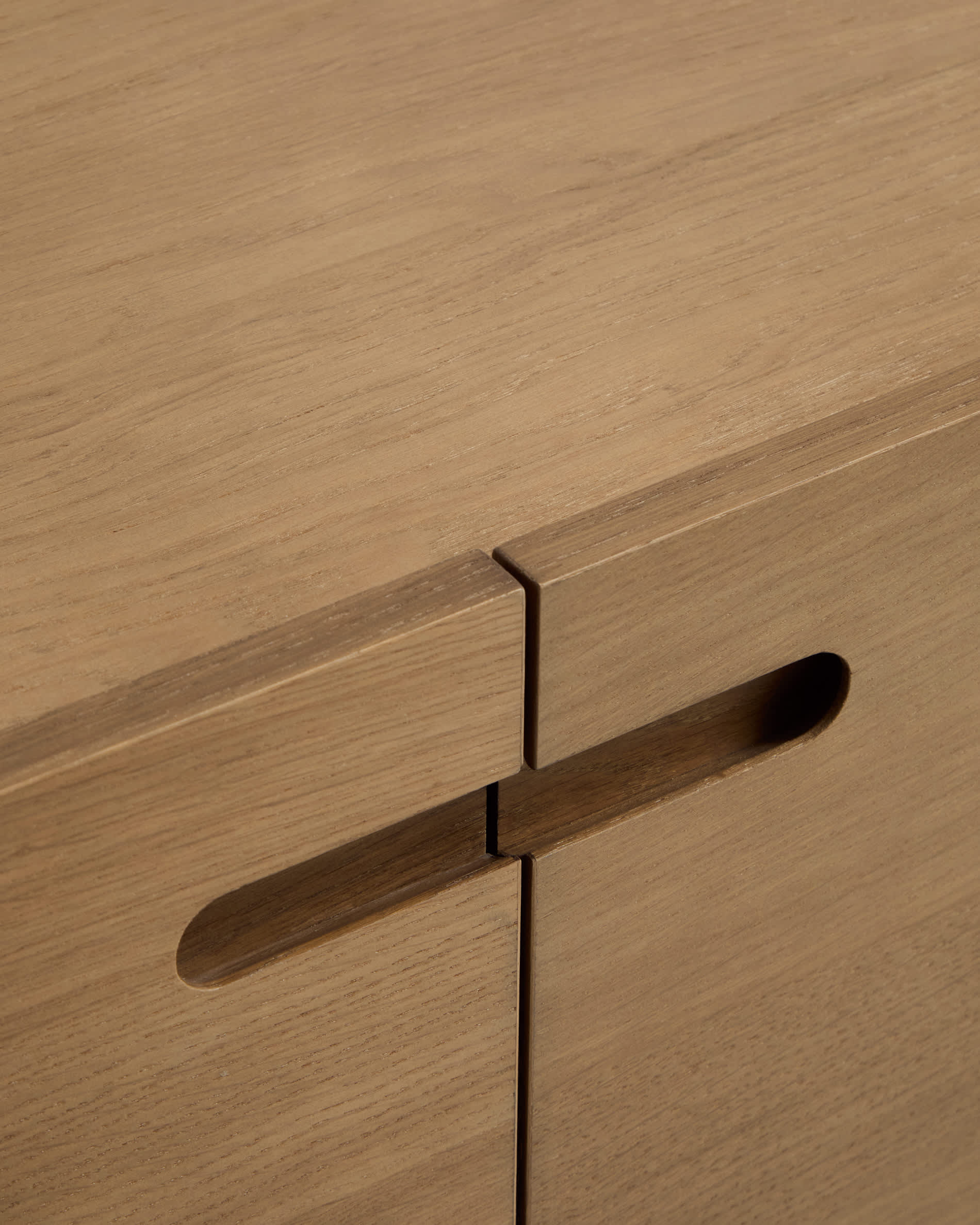 Arelida TV stand made of oak veneer and solid oak wood with light brown finish 200 x 44 cm FSC Mix Credit