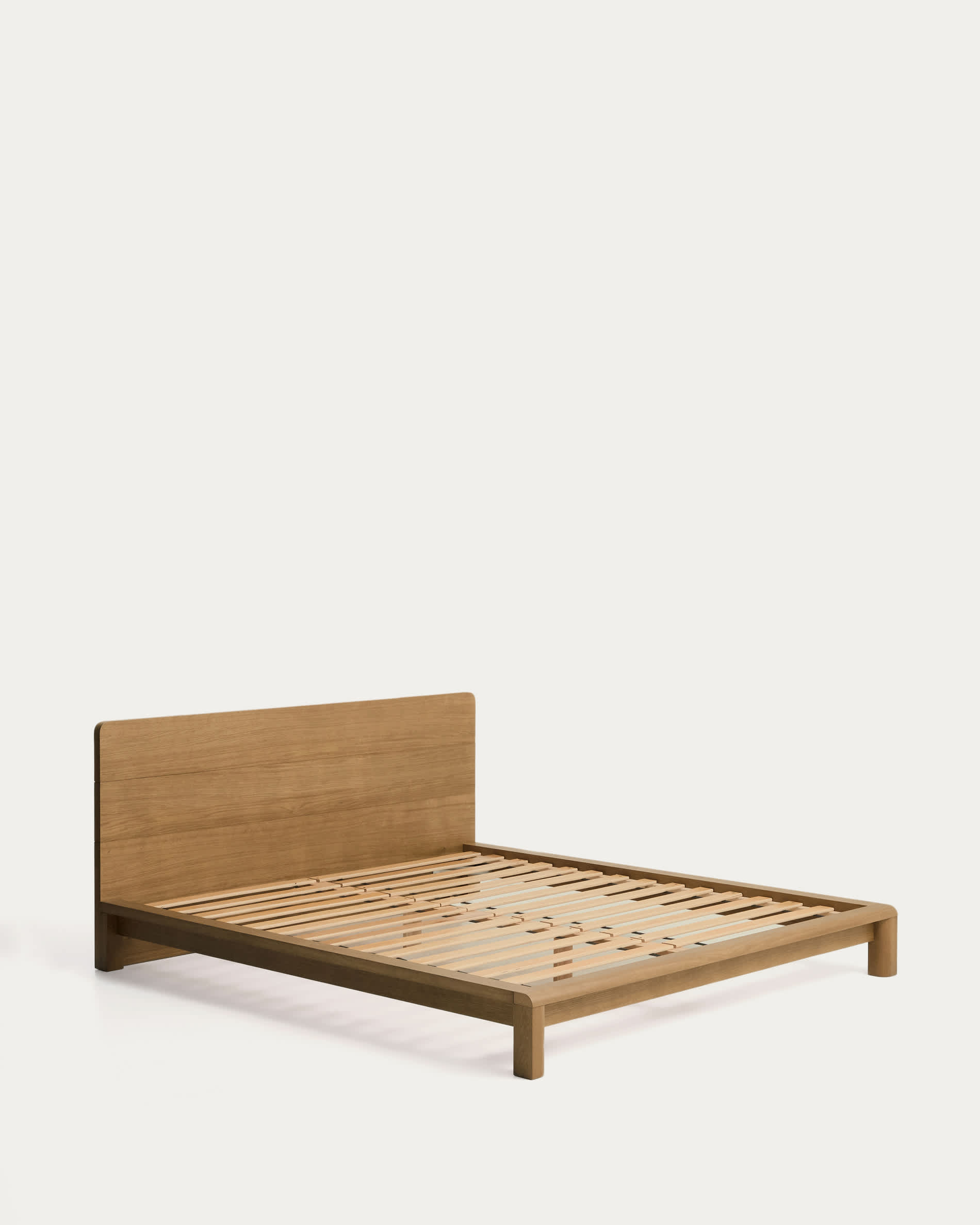 Arelida bed made of oak veneer and solid oak wood with light brown finish for 180 x 200 cm mattress FSC Mix Credit