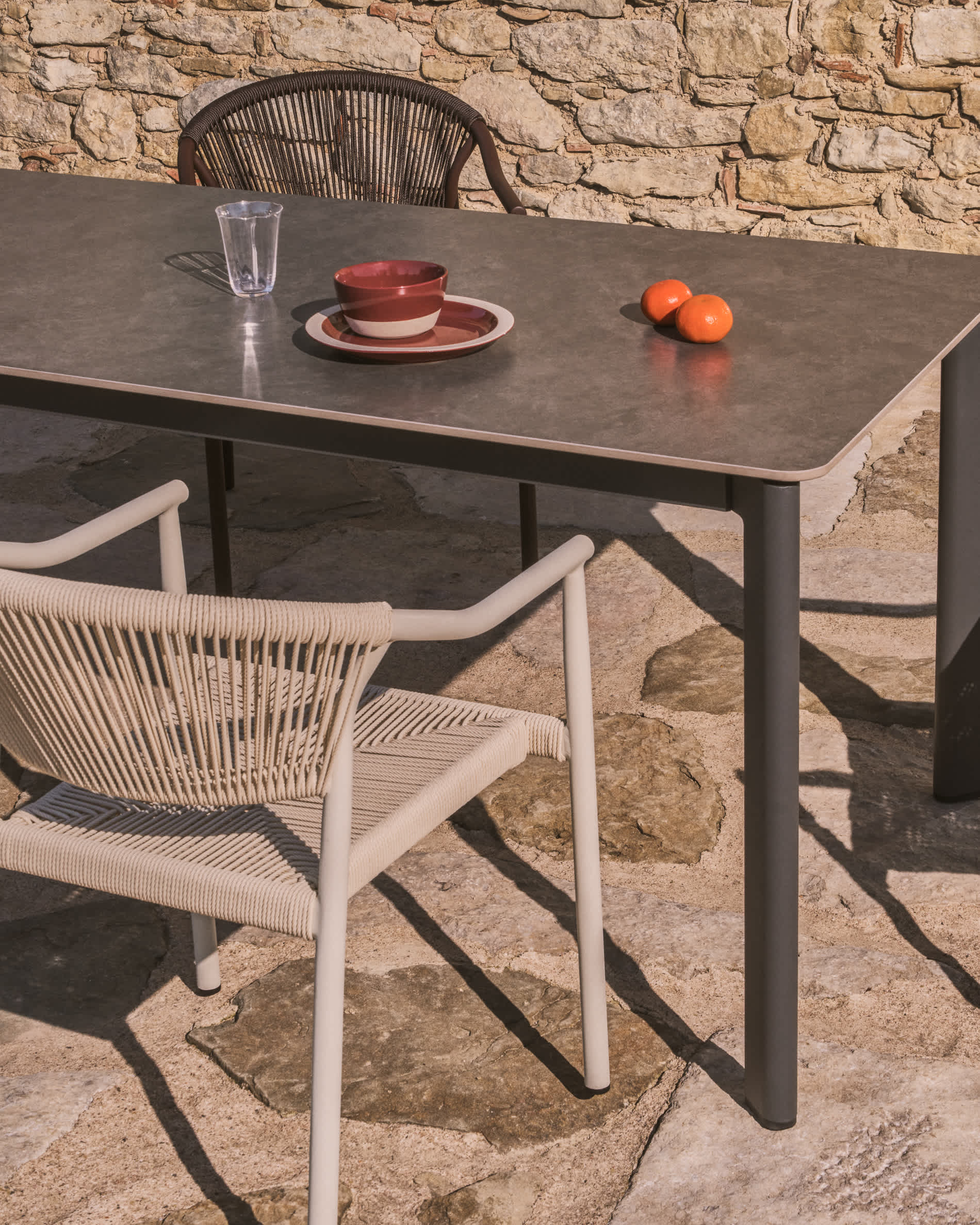 Anafi table set in sintered stone and graphite aluminium with 4 Livadia chairs in graphite aluminium 180 x 90cm