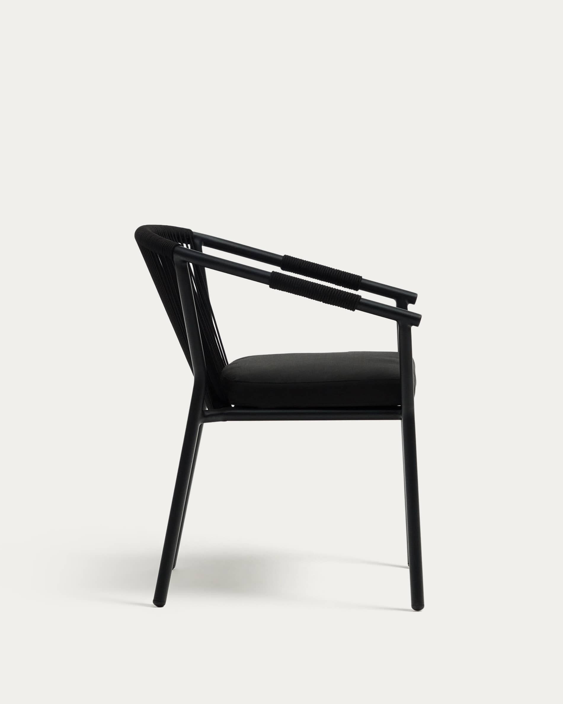 Xelida stackable outdoor chair in aluminium and black cord
