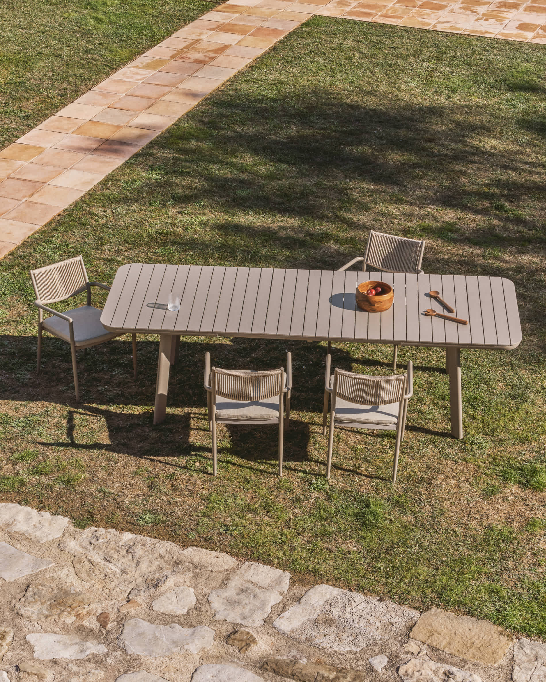 Izola extendable outdoor table in aluminium with taupe finish 185 (235) x 100 cm