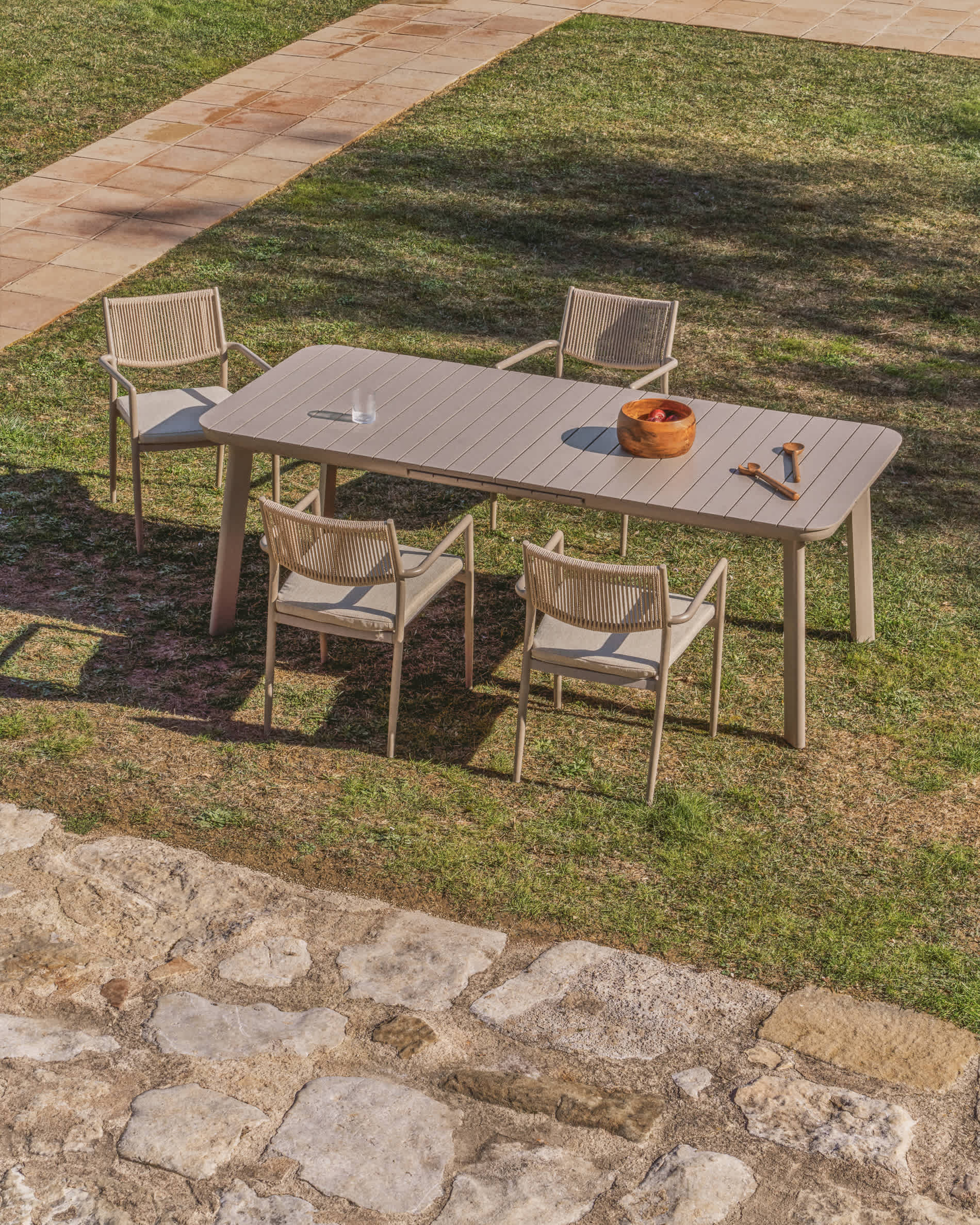 Izola extendable outdoor table in aluminium with taupe finish 185 (235) x 100 cm
