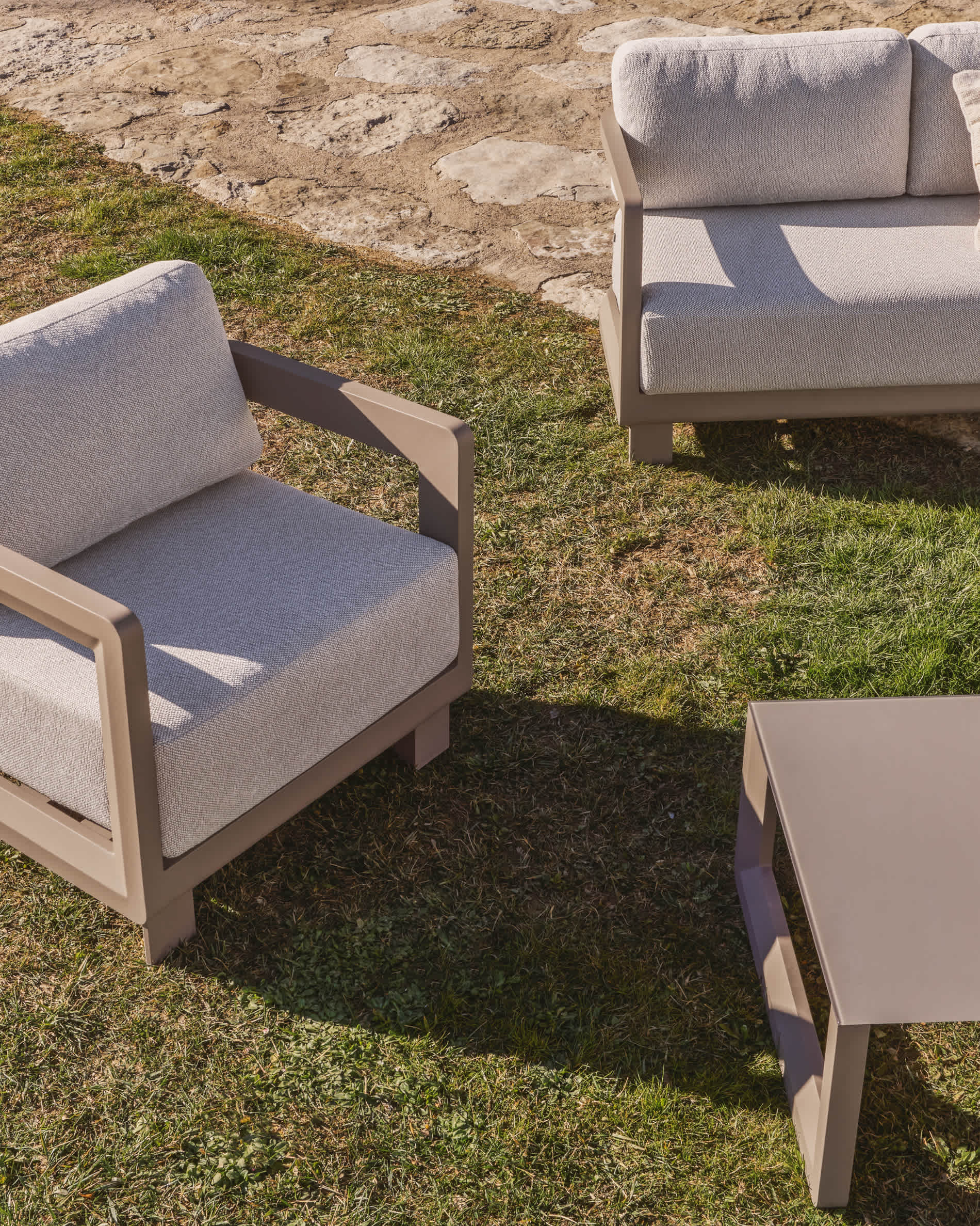 Nerano set with 3-seater sofa, 2 armchairs and coffee table in tempered glass and taupe aluminium