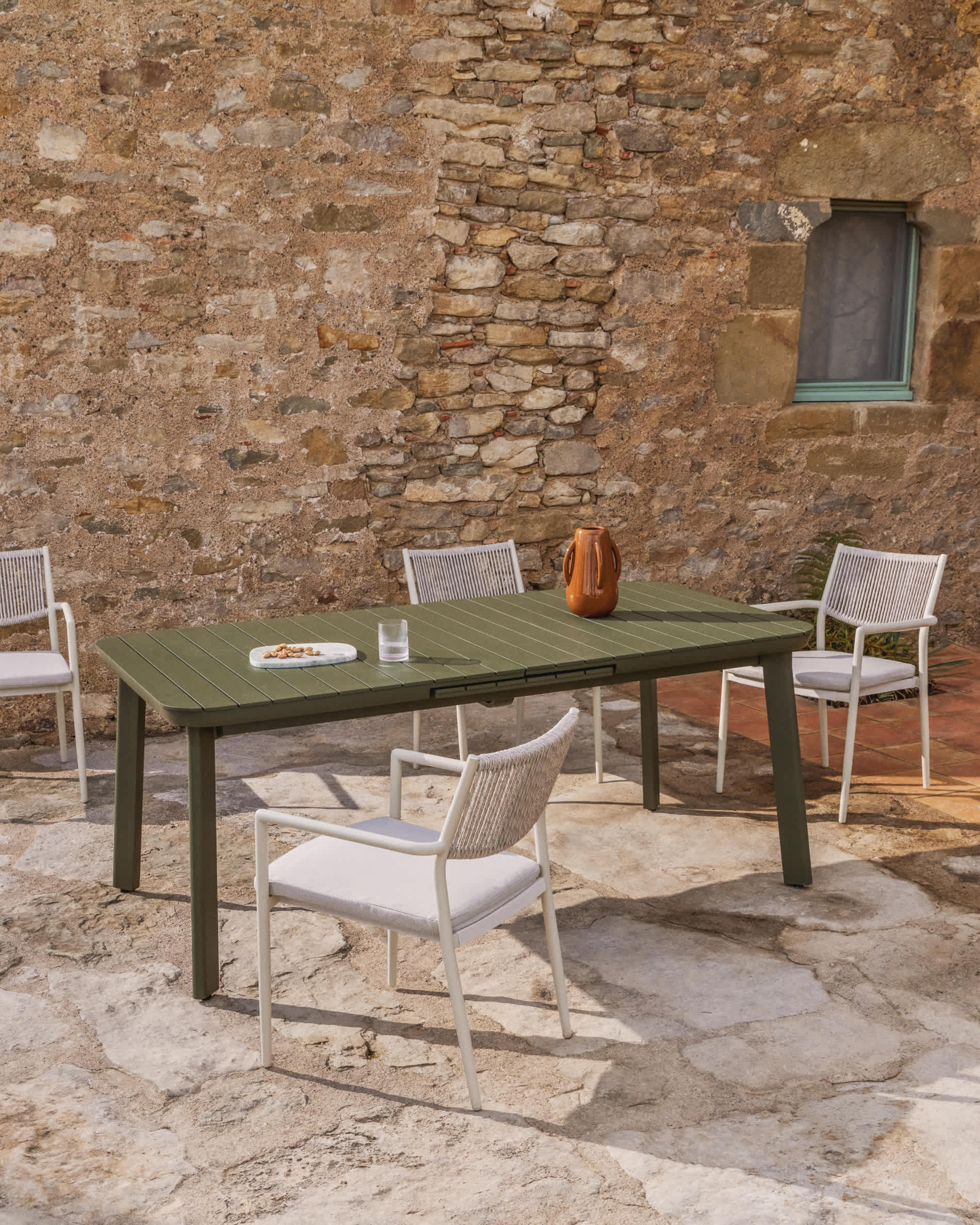 Izola extendable outdoor table in aluminium with green finish 220 (280) x 100cm