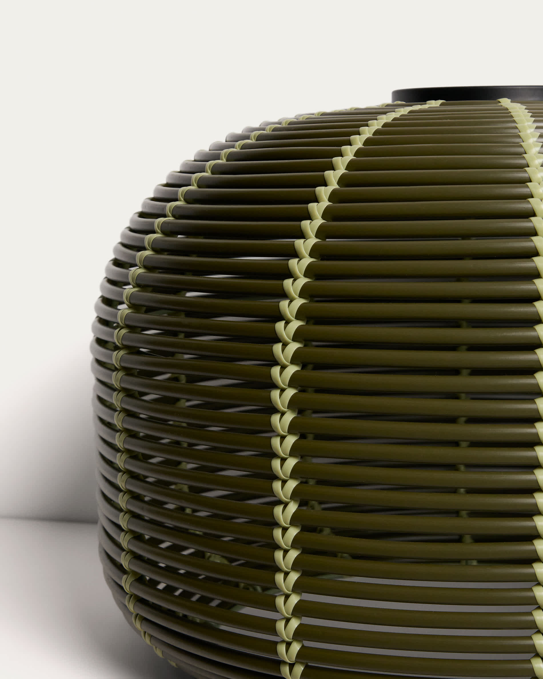 Garoina outdoor solar LED table lamp in green synthetic rattan Ø50cm