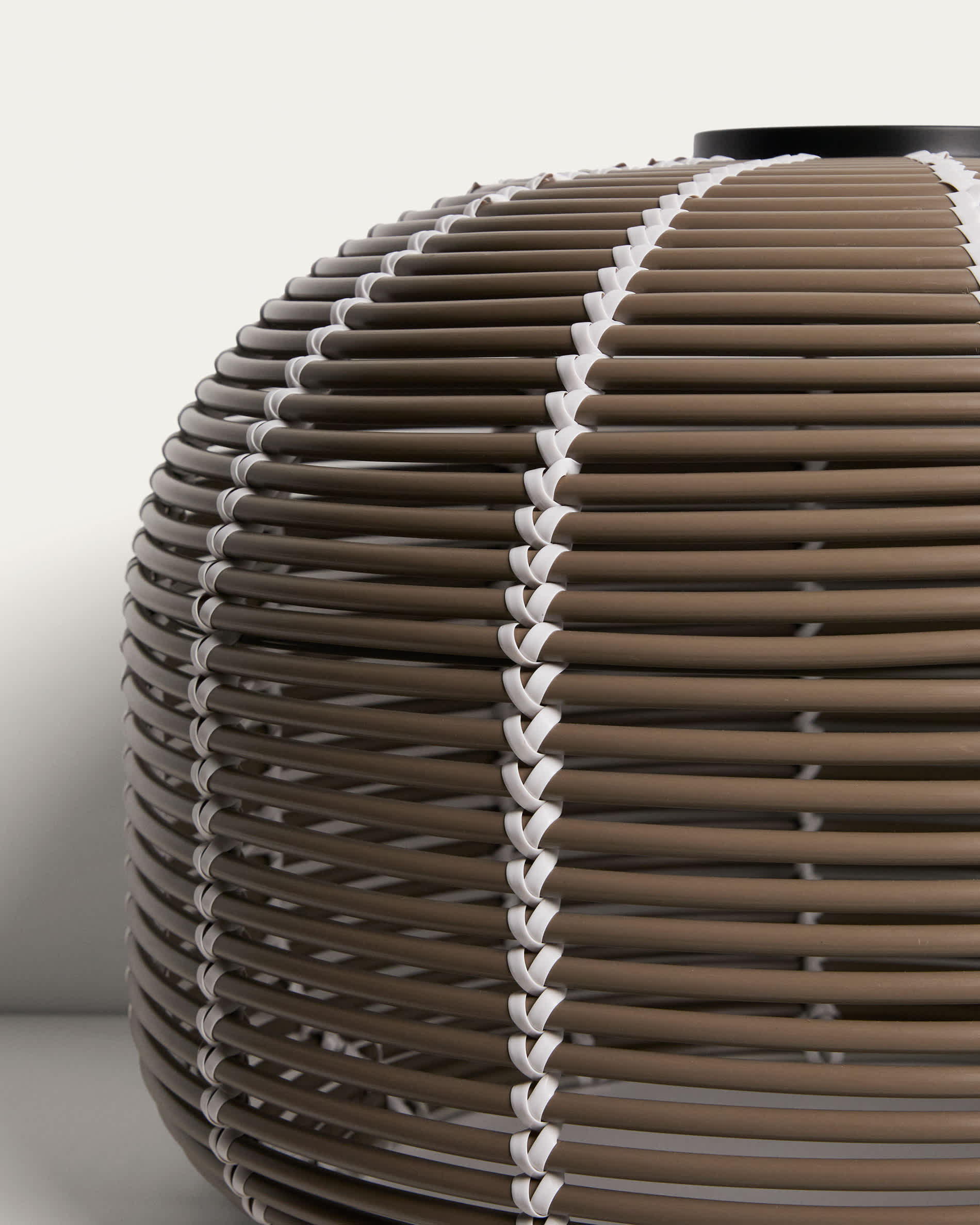 Garoina outdoor solar LED table lamp in taupe synthetic rattan Ø50cm