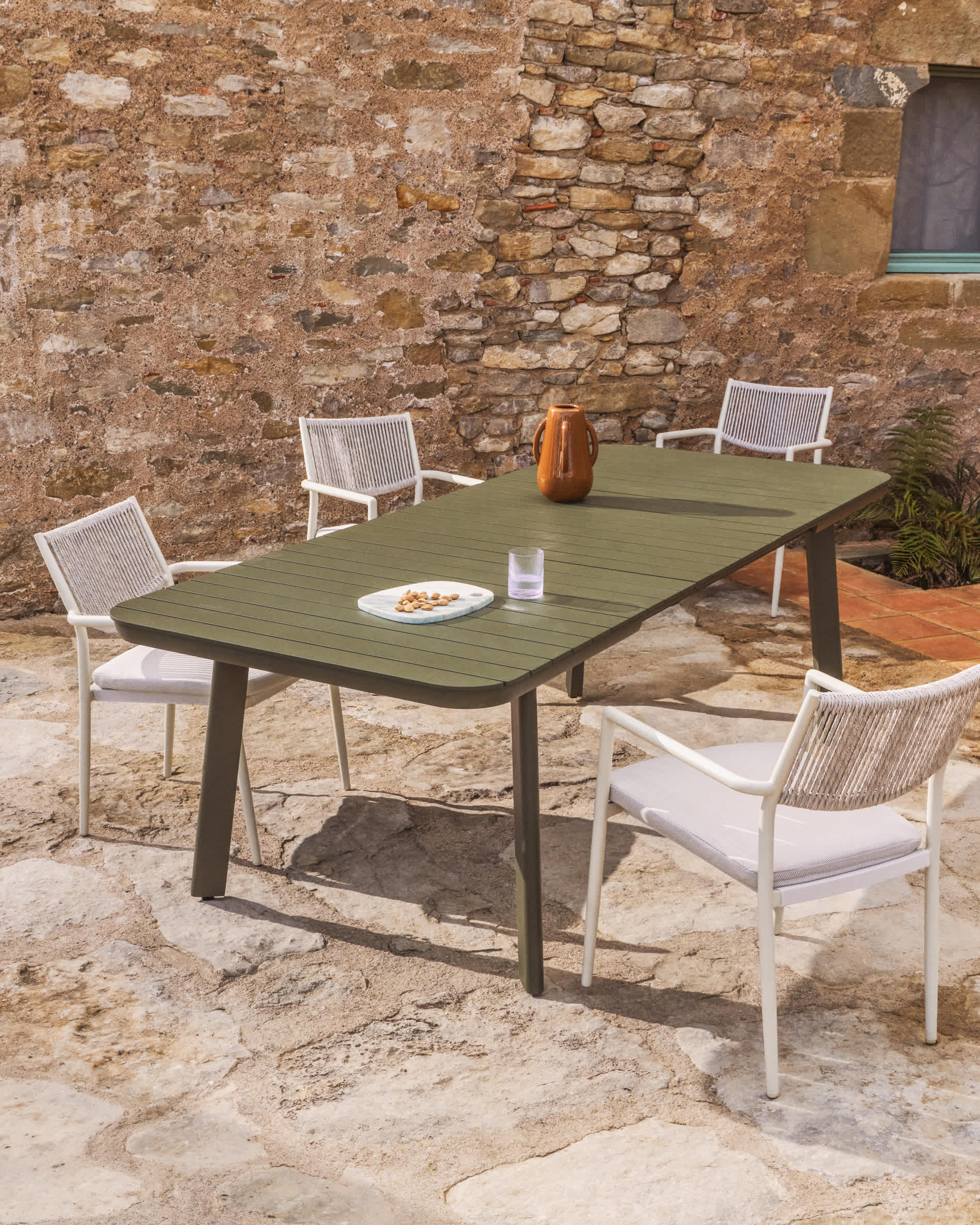 Izola extendable outdoor table in aluminium with green finish 220 (280) x 100cm