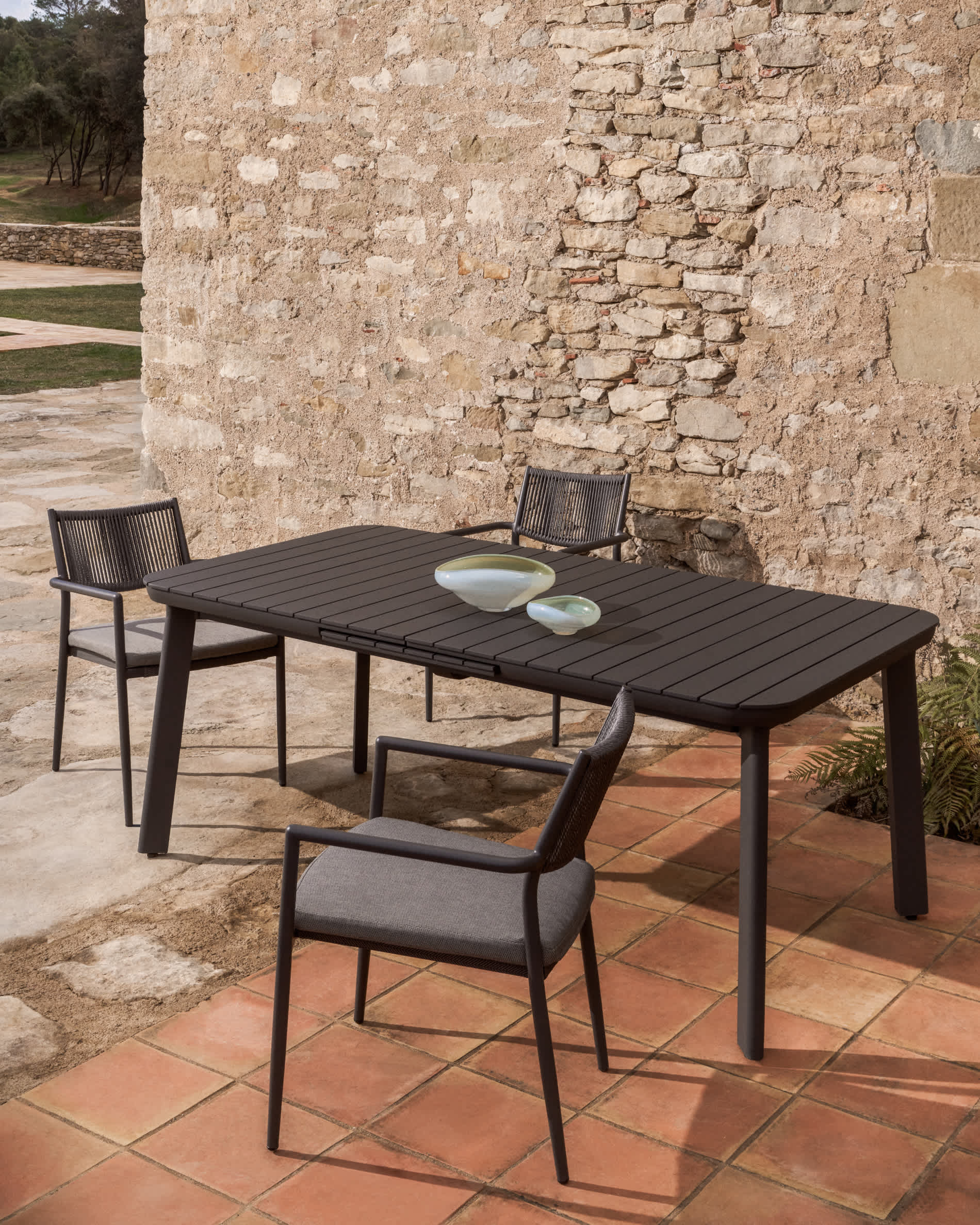 Izola extendable outdoor table in aluminium with graphite finish 185 (235) x 100cm