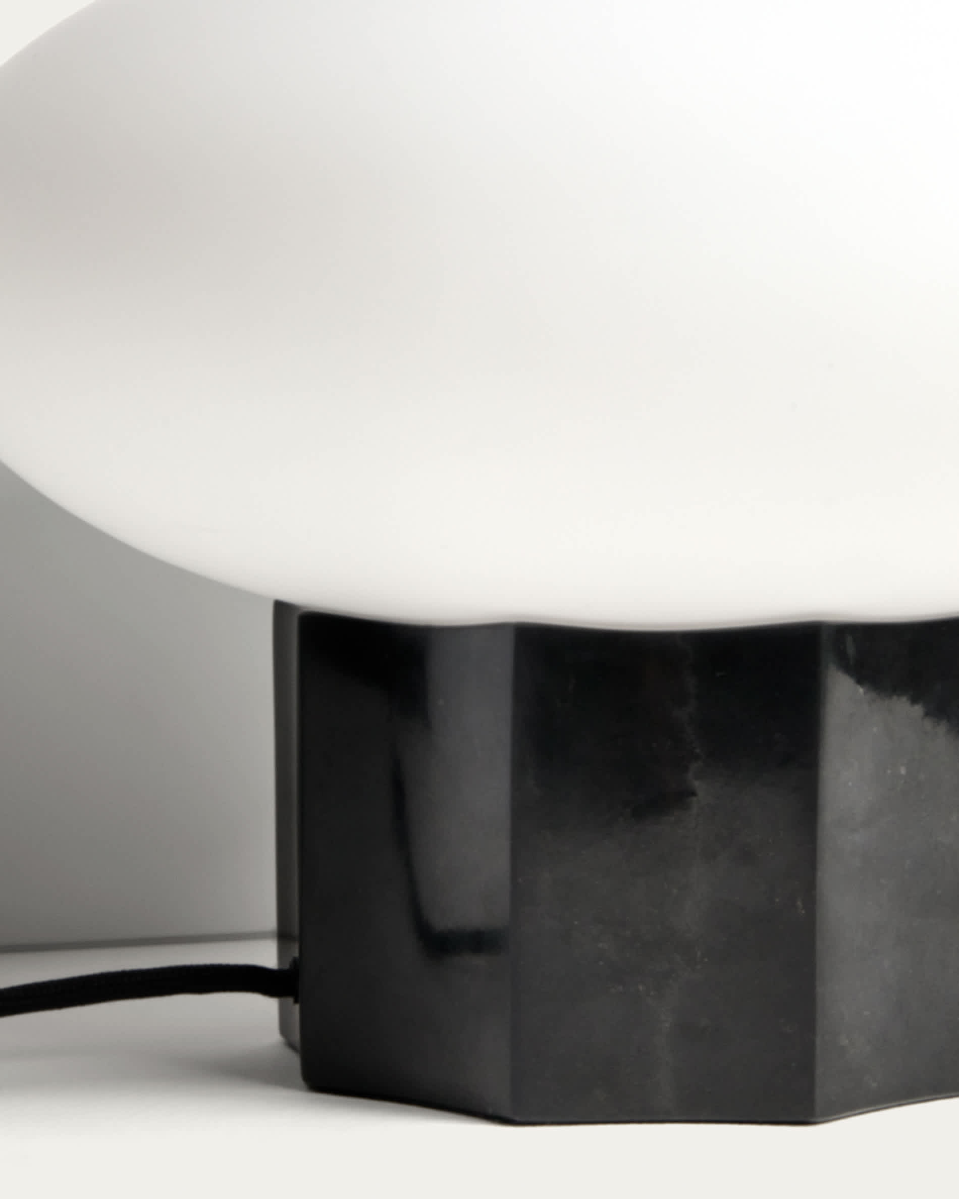 Idela table lamp in smoked glass and black marble Ø26 cm