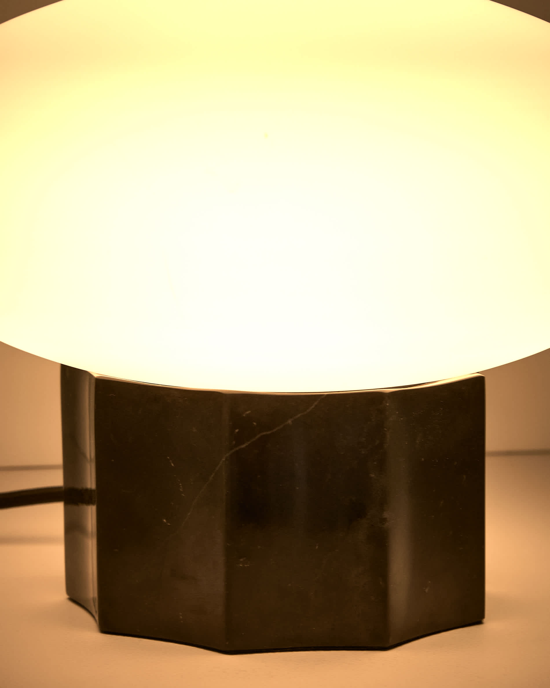 Idela table lamp in smoked glass and black marble Ø26 cm
