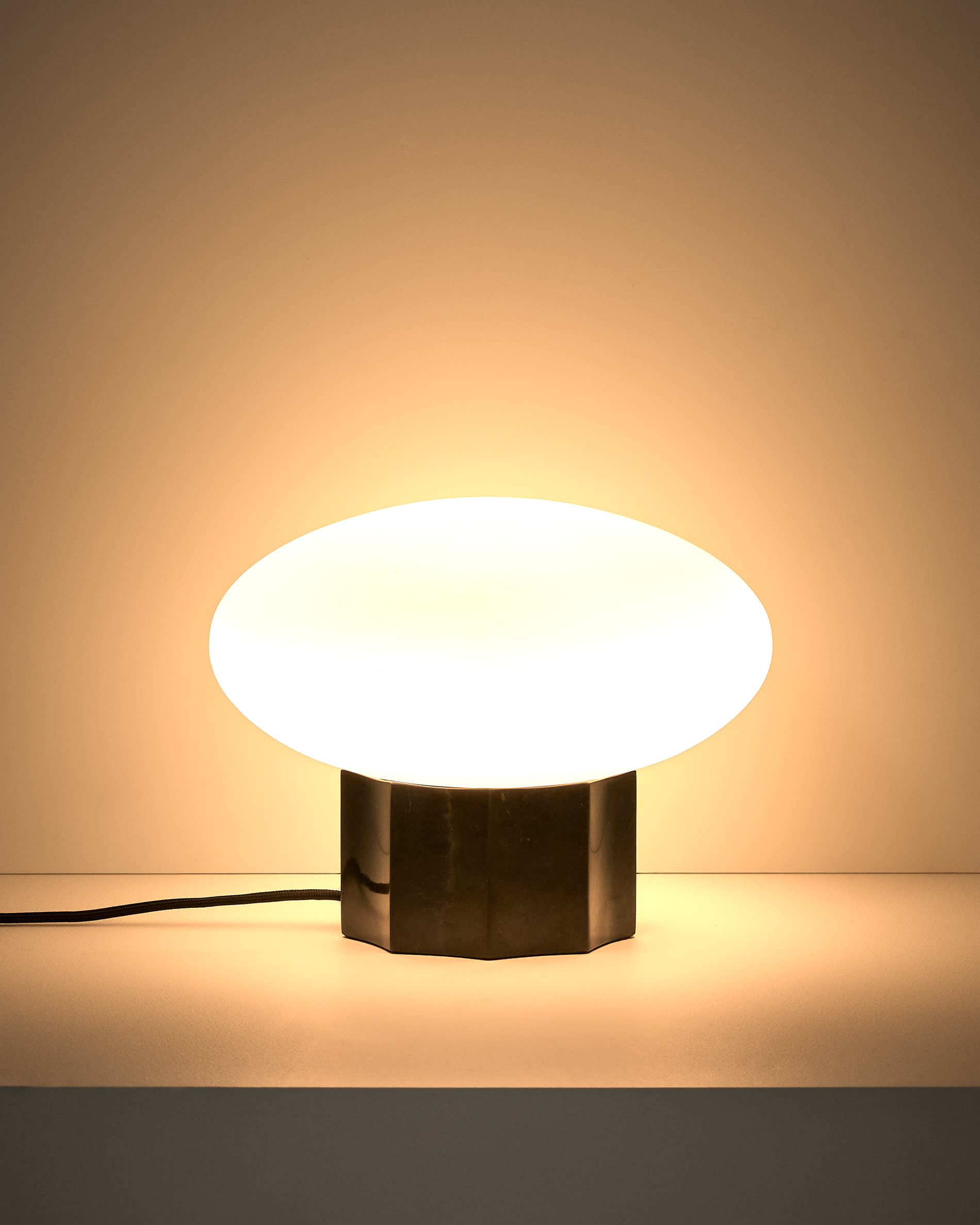 Idela table lamp in smoked glass and black marble Ø26 cm