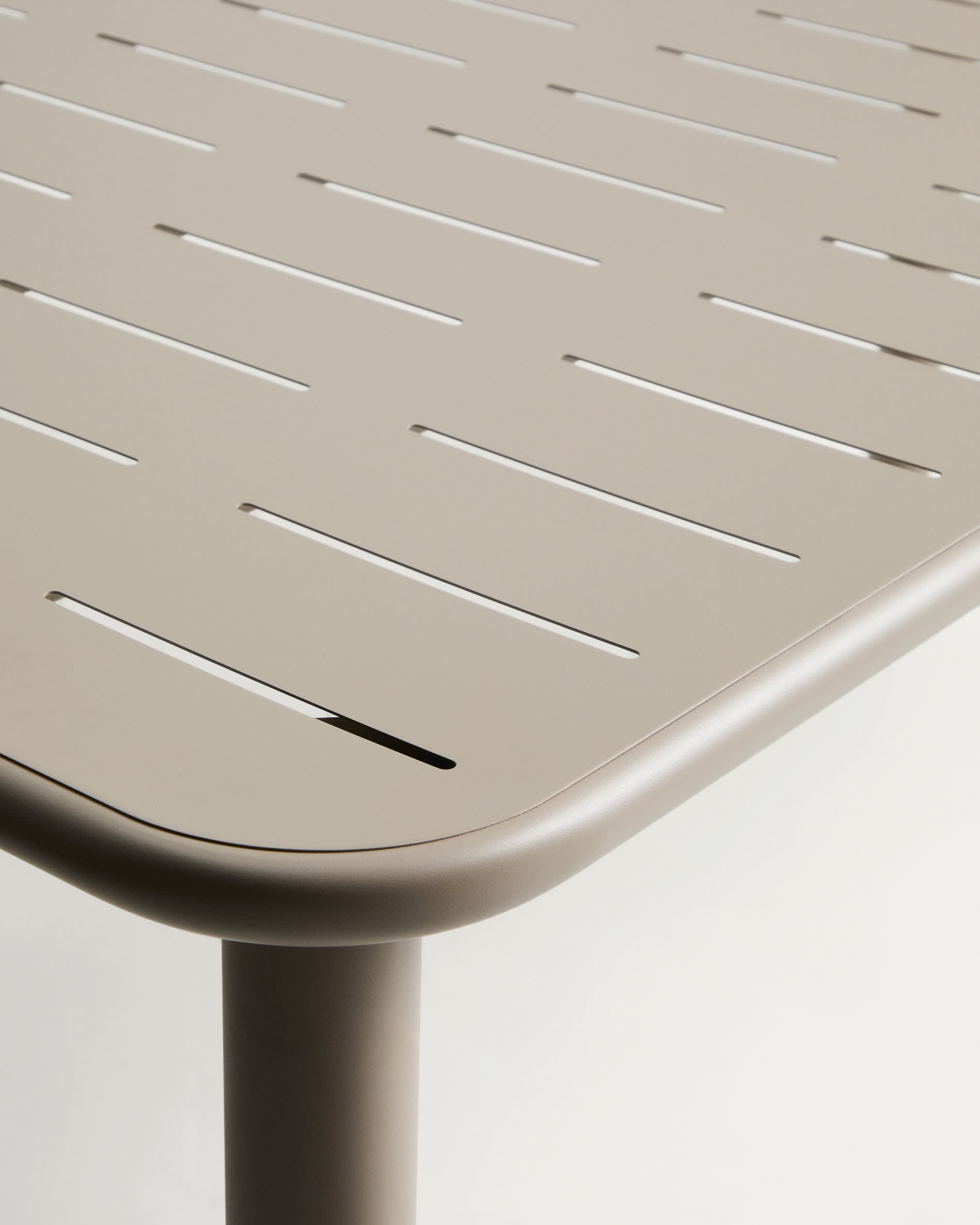 Brai outdoor table in taupe galvanised steel 180 x 90cm