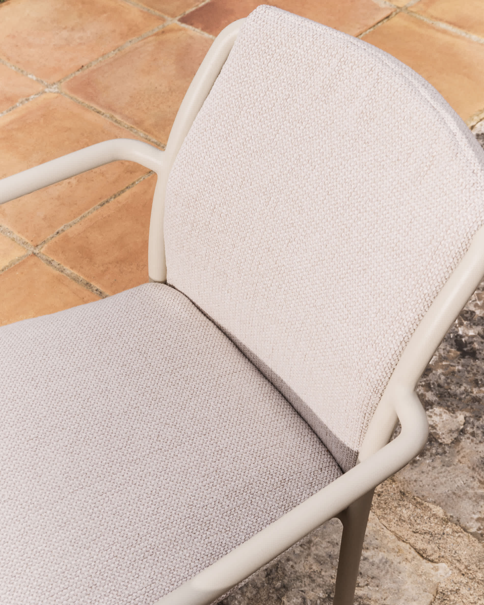 Linosa stackable outdoor chair in ecru aluminium with beige cushion
