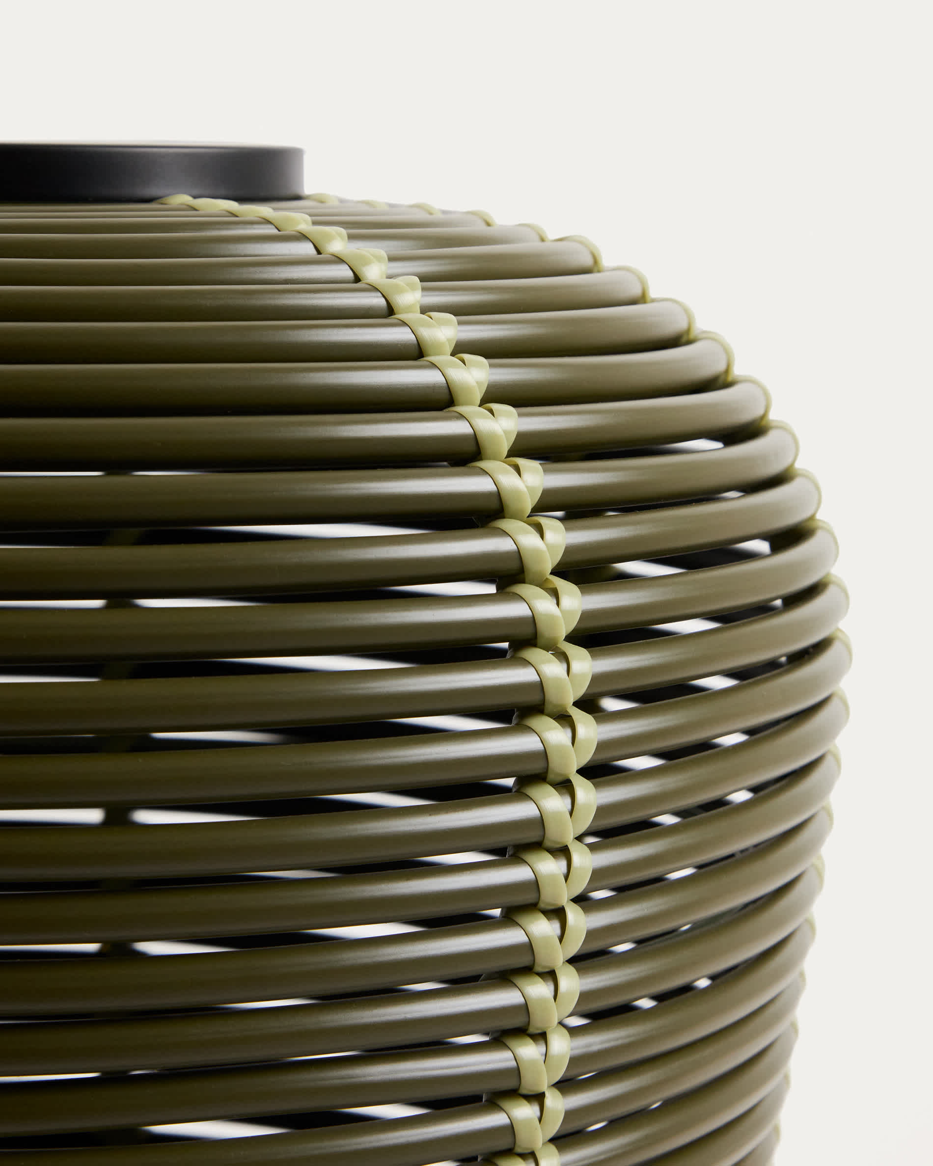 Garoina outdoor solar LED table lamp in green synthetic rattan Ø35cm