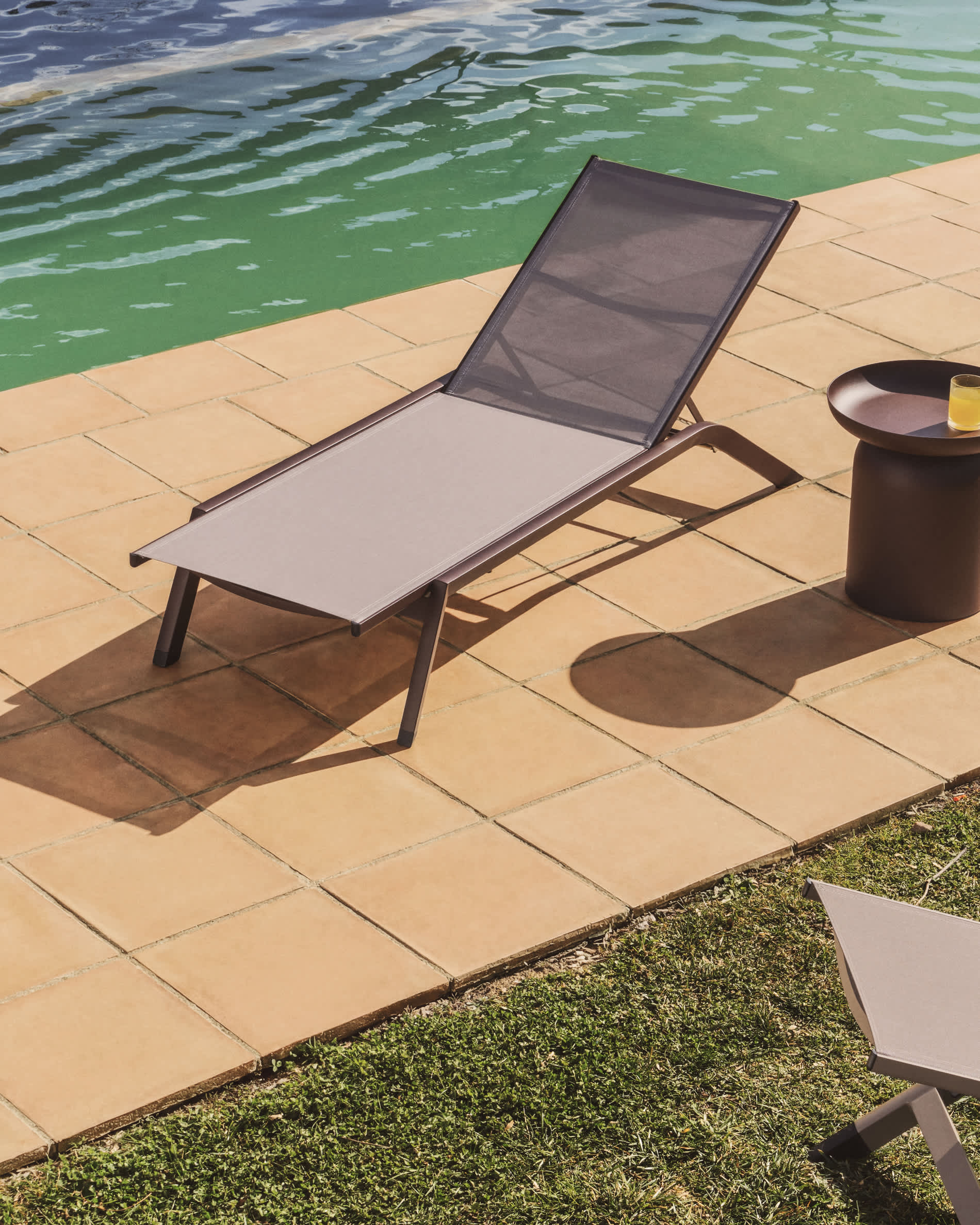 Stackable Capraia sun lounger in brown aluminium with light brown texteline