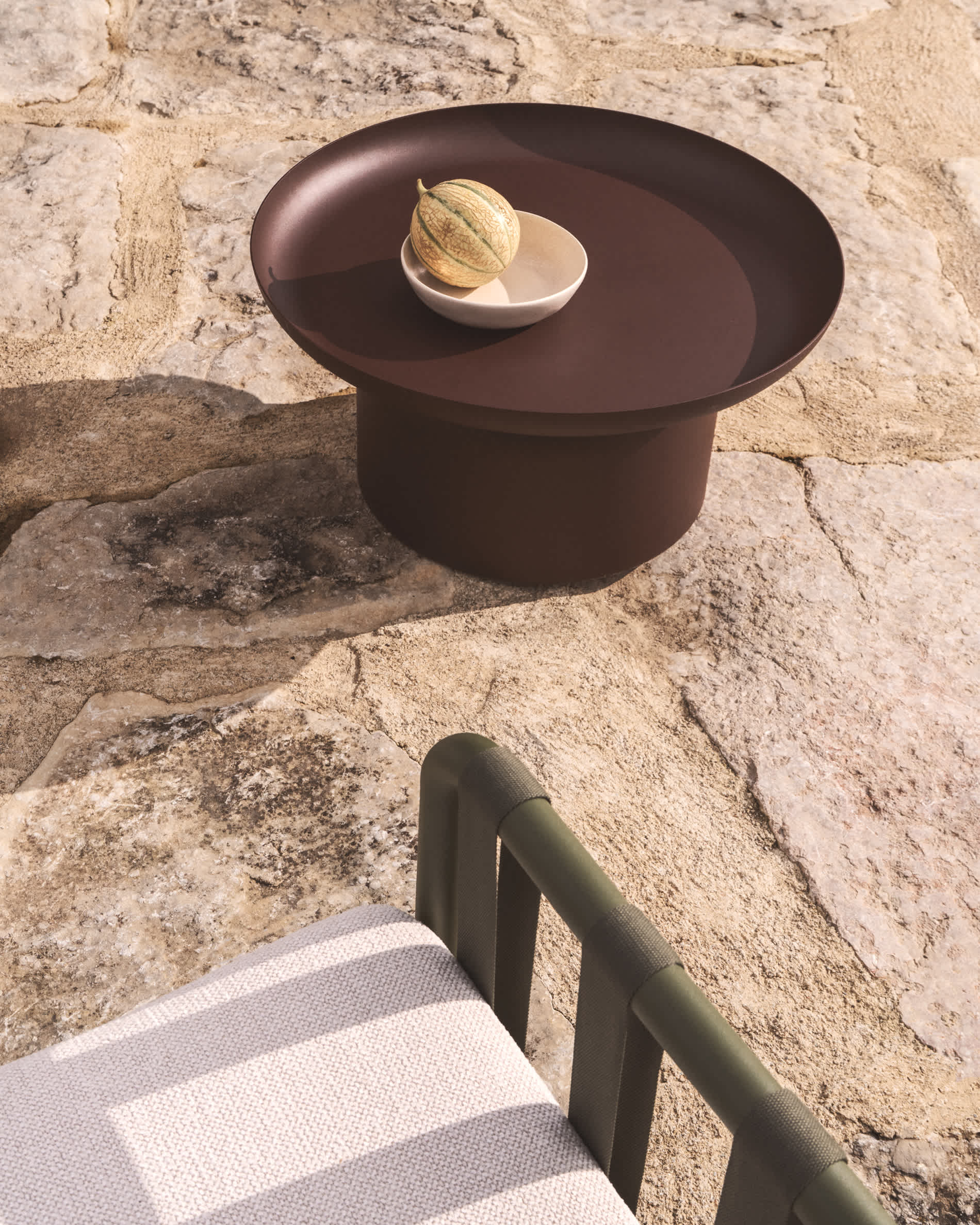 Arcola coffee table in brown aluminium Ø70cm
