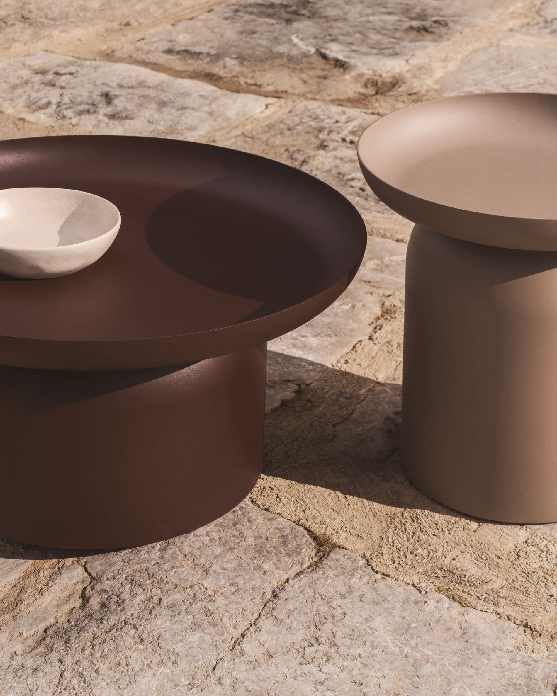 Arcola coffee table in brown aluminium Ø70cm