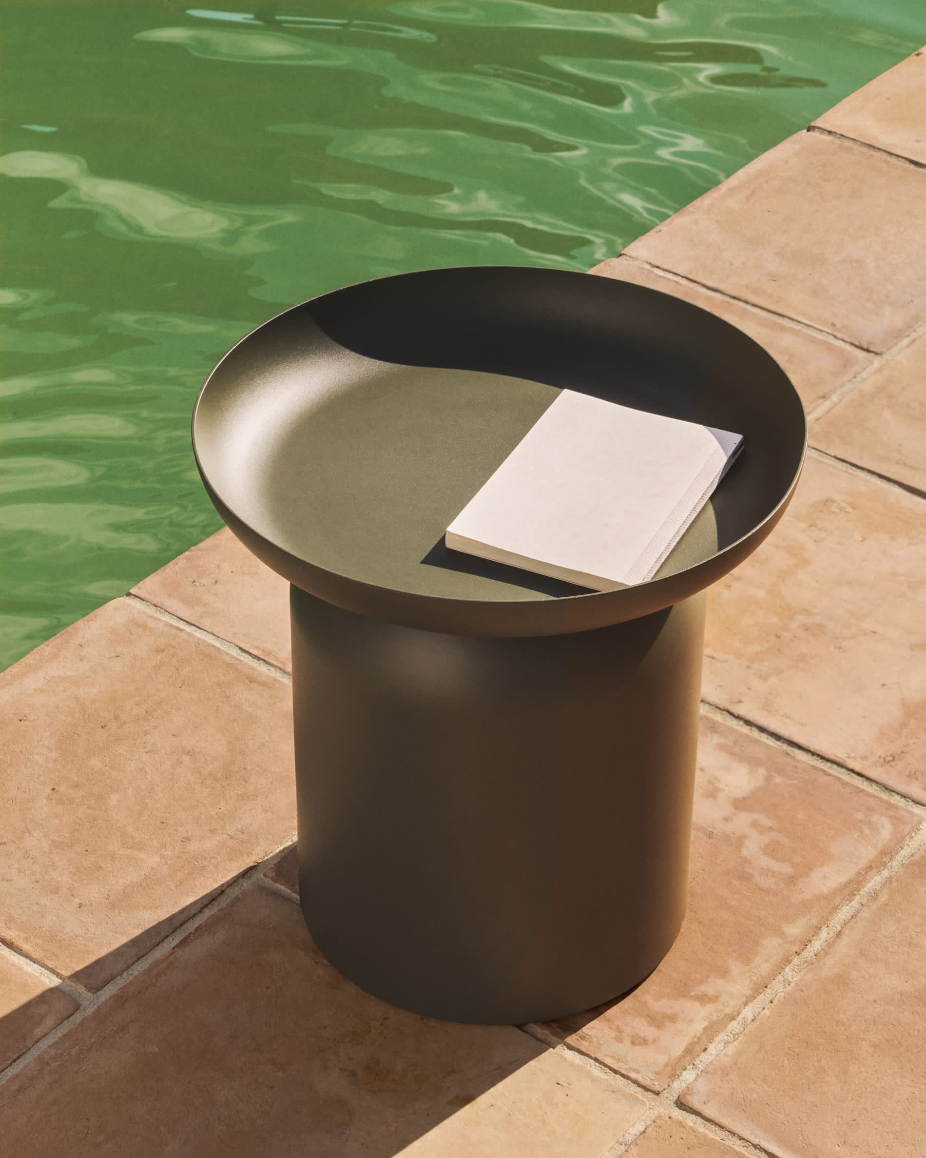 Table auxiliaire Arcola en aluminium — Kave Home