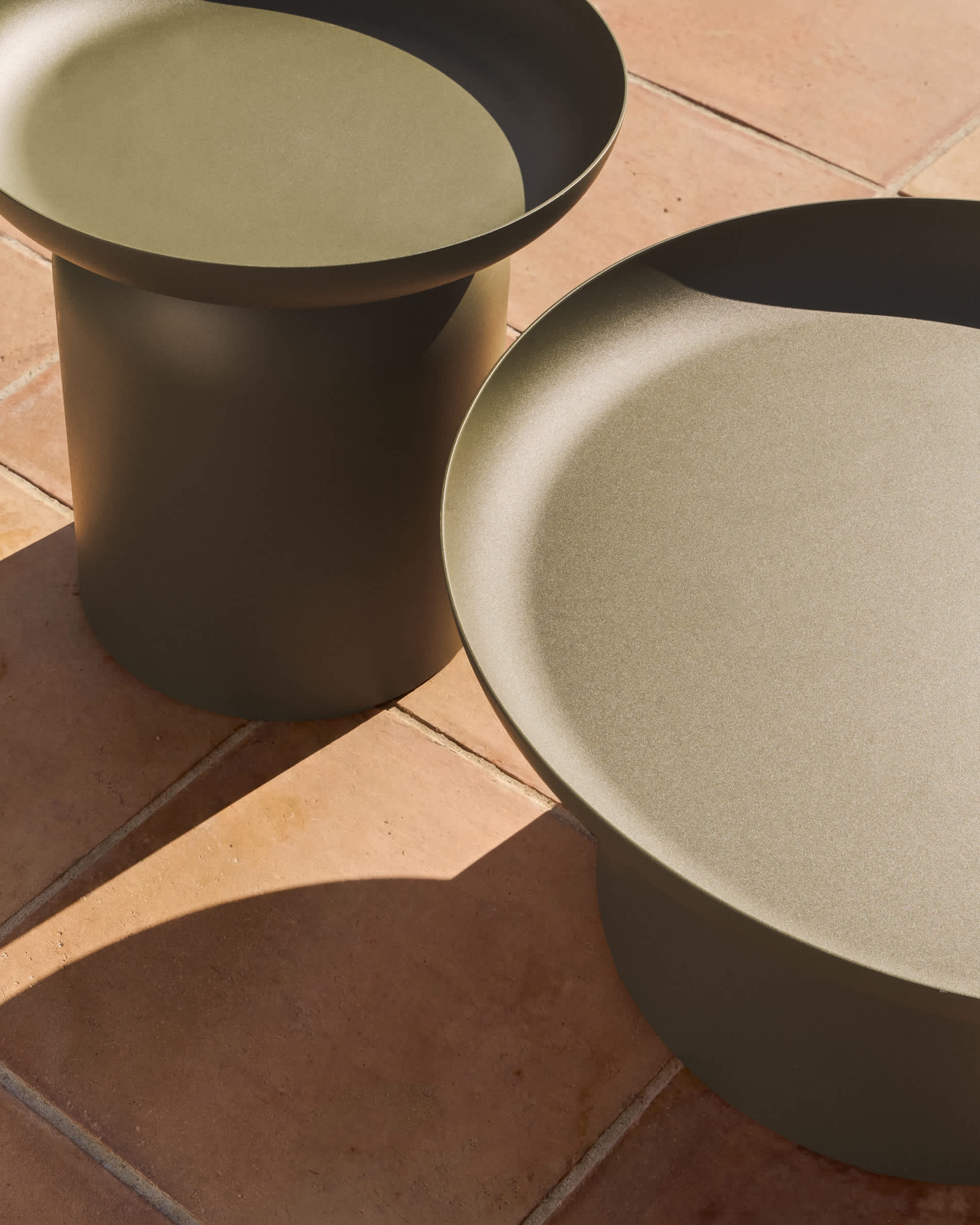 Arcola coffee table in green aluminium Ø70cm